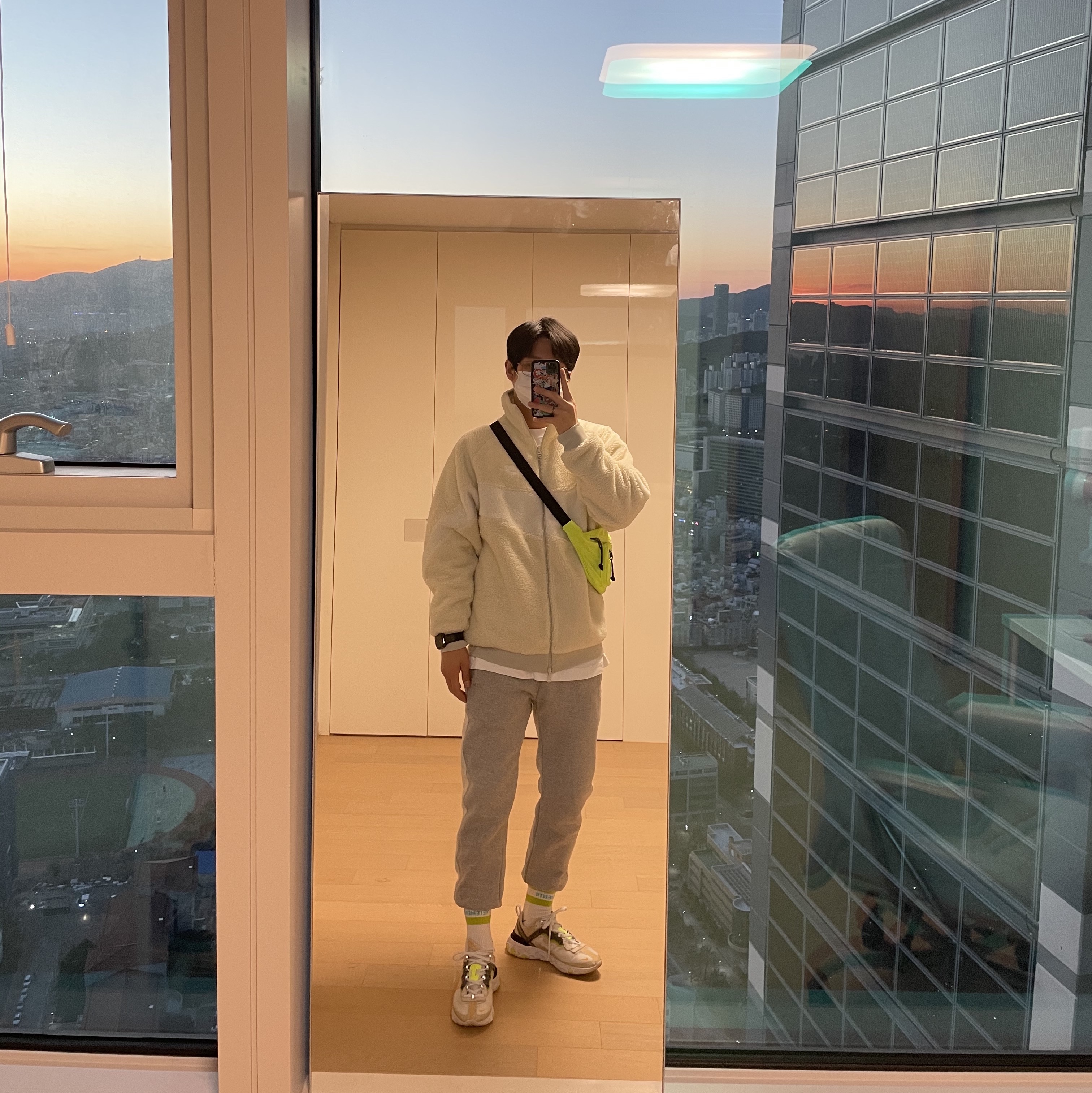 Nike React Element 87 Light Orewood Brown, Nike Big Swoosh Full Zip Jacket Light Bone Sail 착용 스타일