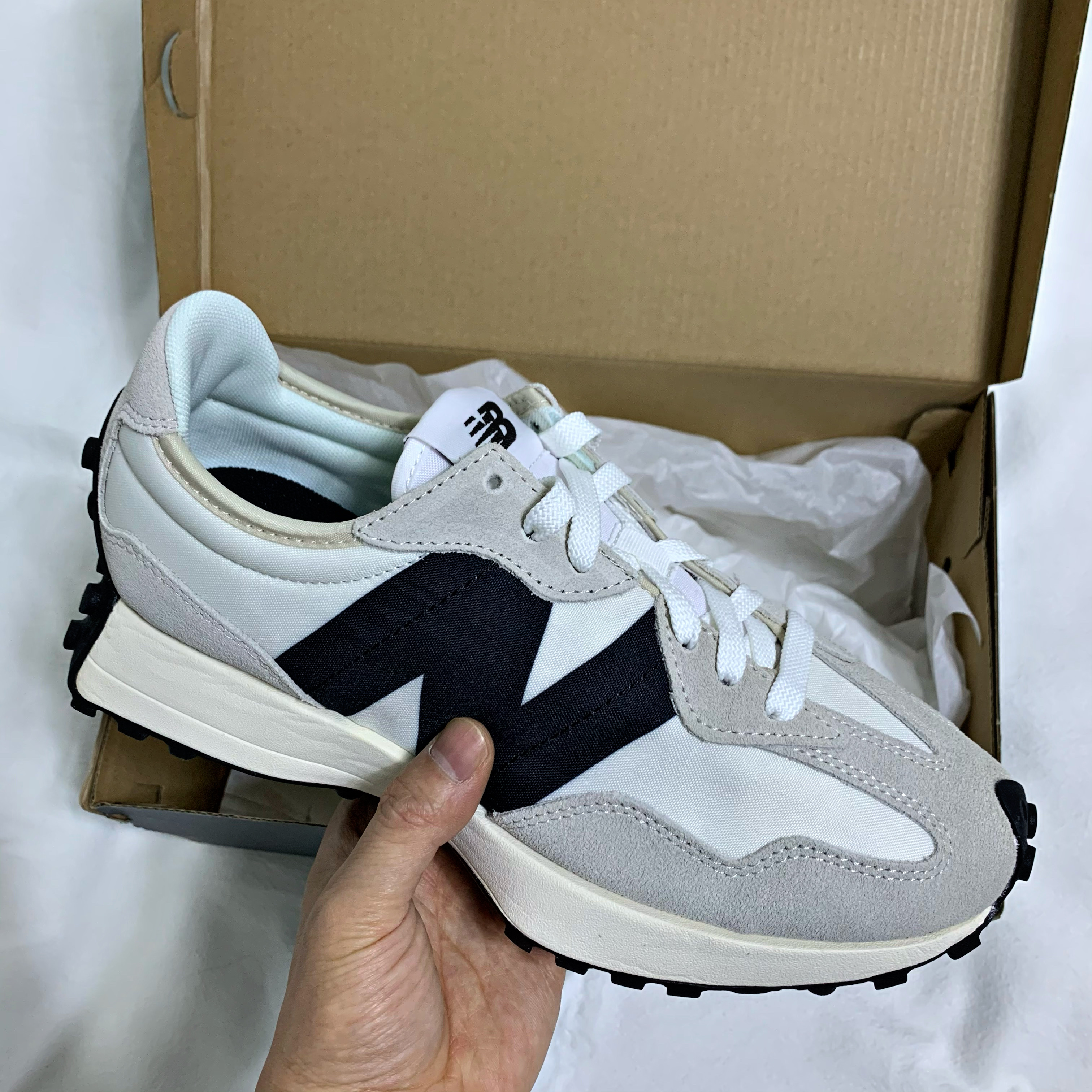 New Balance 327 White Black 착용 스타일 - 3