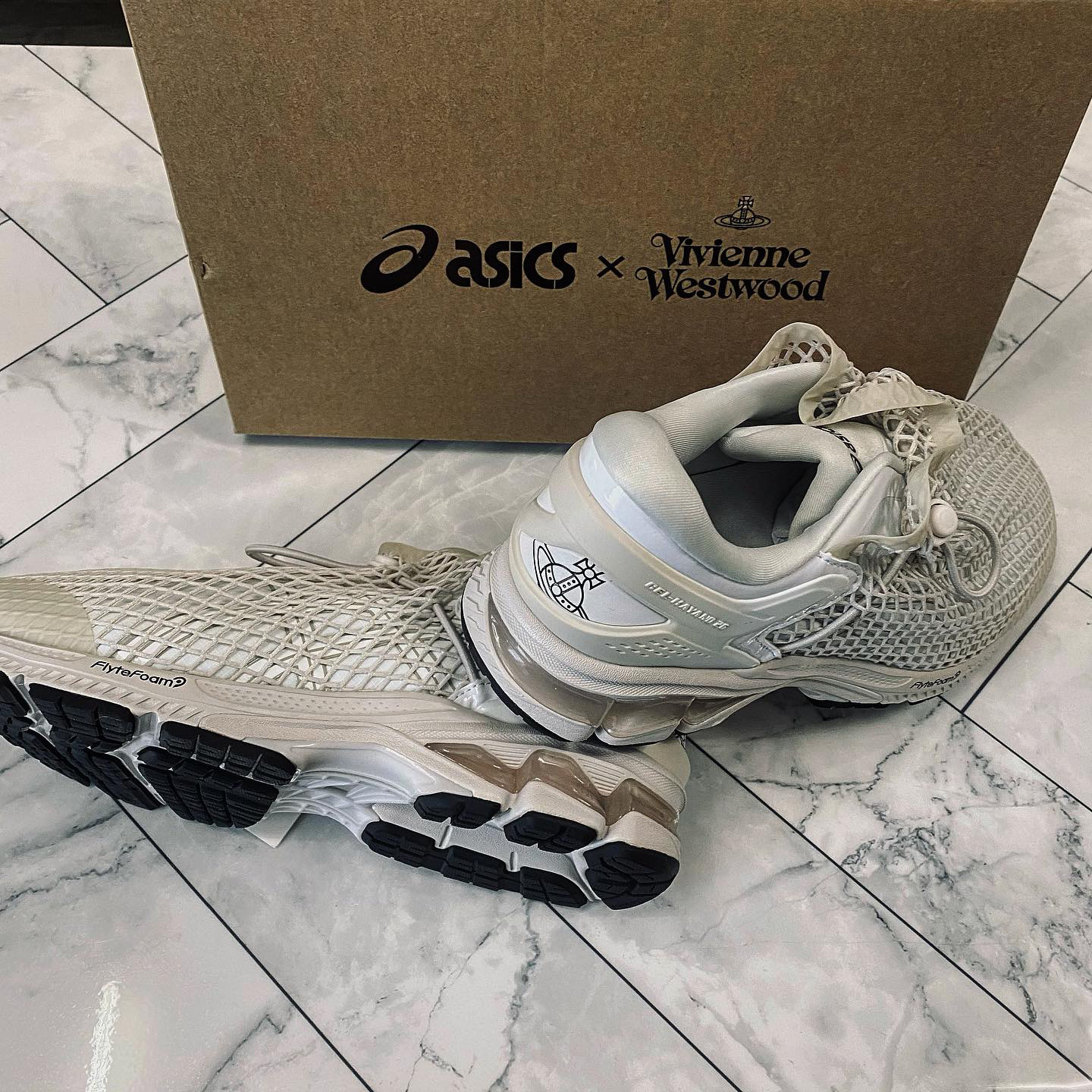 Asics x Vivienne Westwood Gel-Kayano 26 Birch White 착용 스타일 - 2