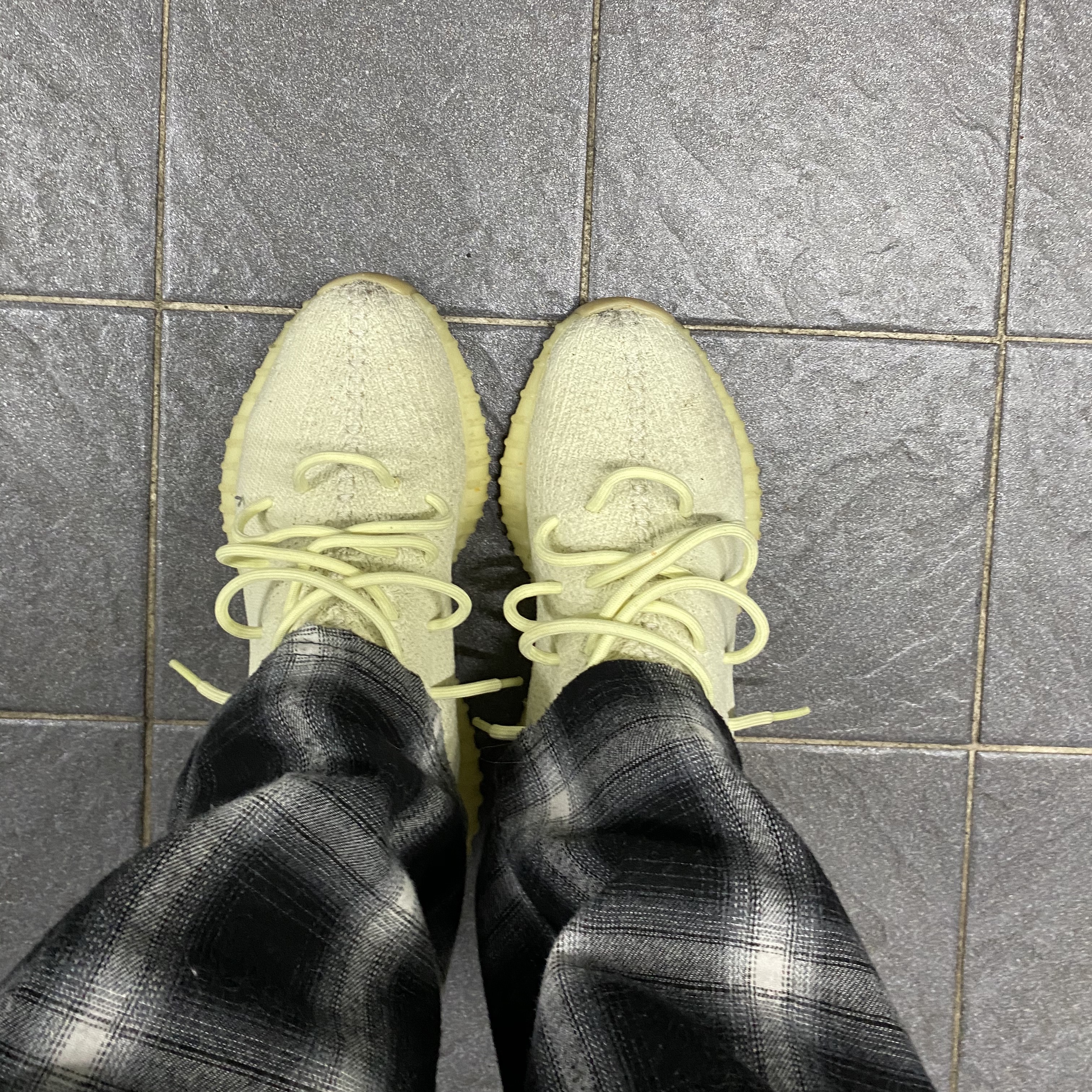 Adidas Yeezy Boost 350 V2 Butter 착용 스타일