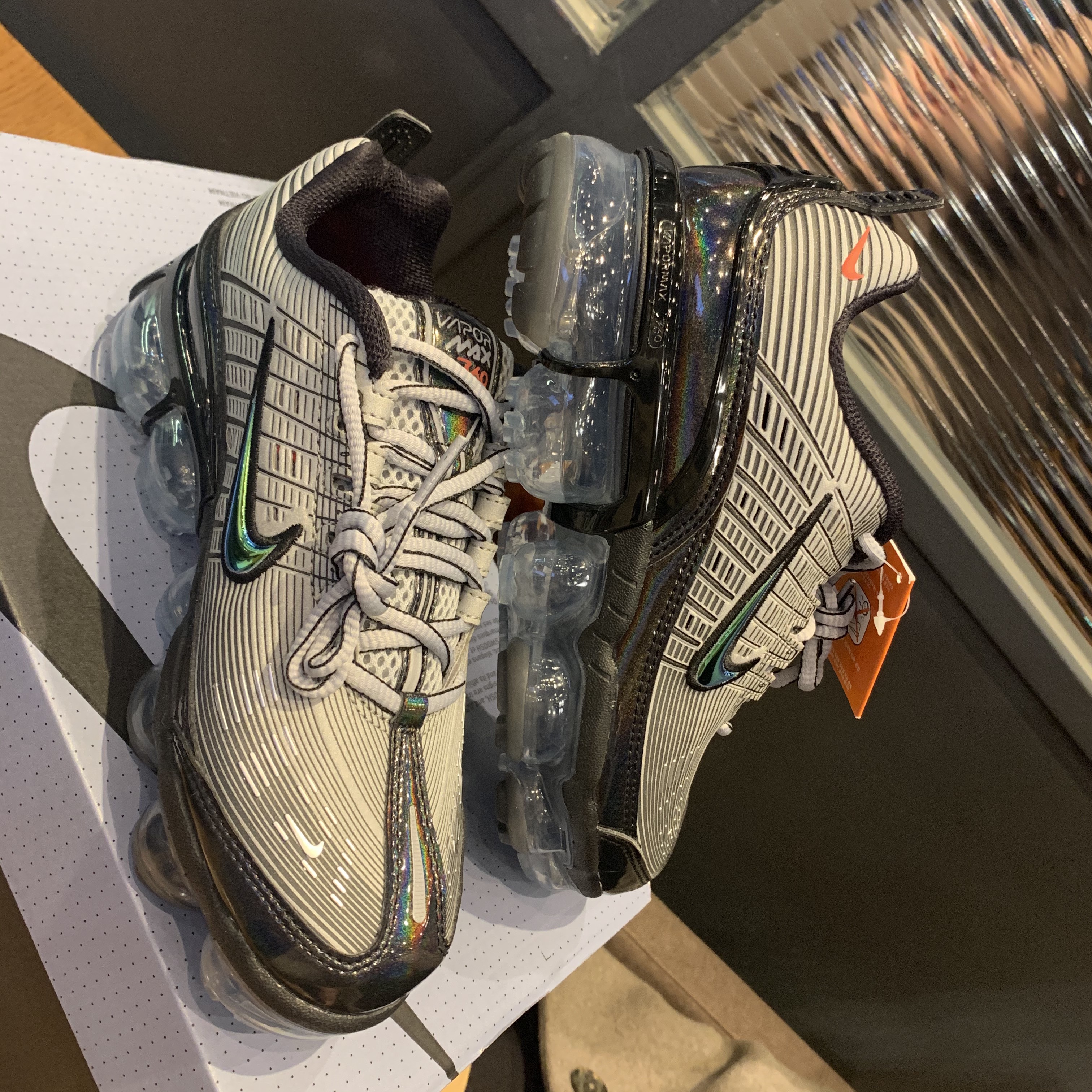 Nike Air VaporMax 360 Metallic Silver 착용 스타일 - 5