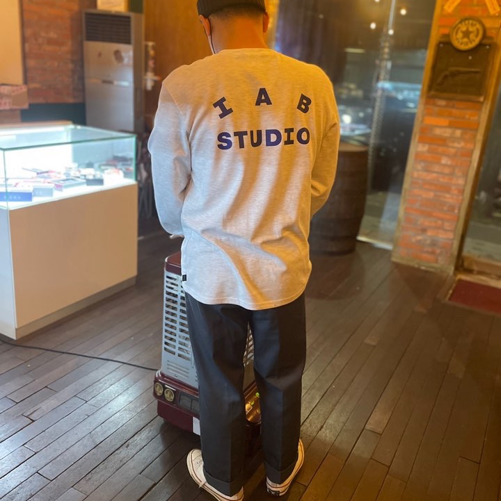 IAB Studio Long Sleeve Light Gray 착용 스타일