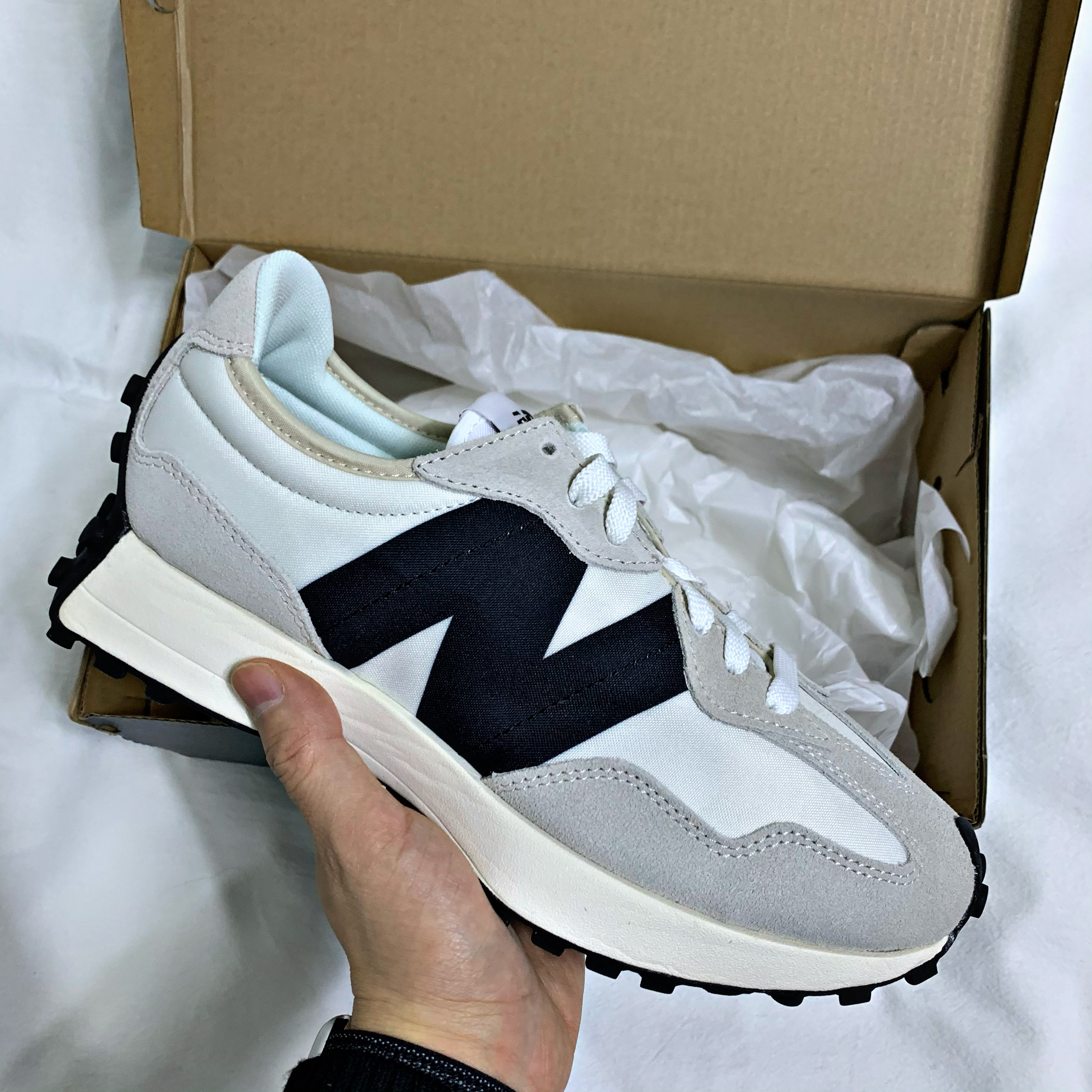 New Balance 327 White Black 착용 스타일 - 4