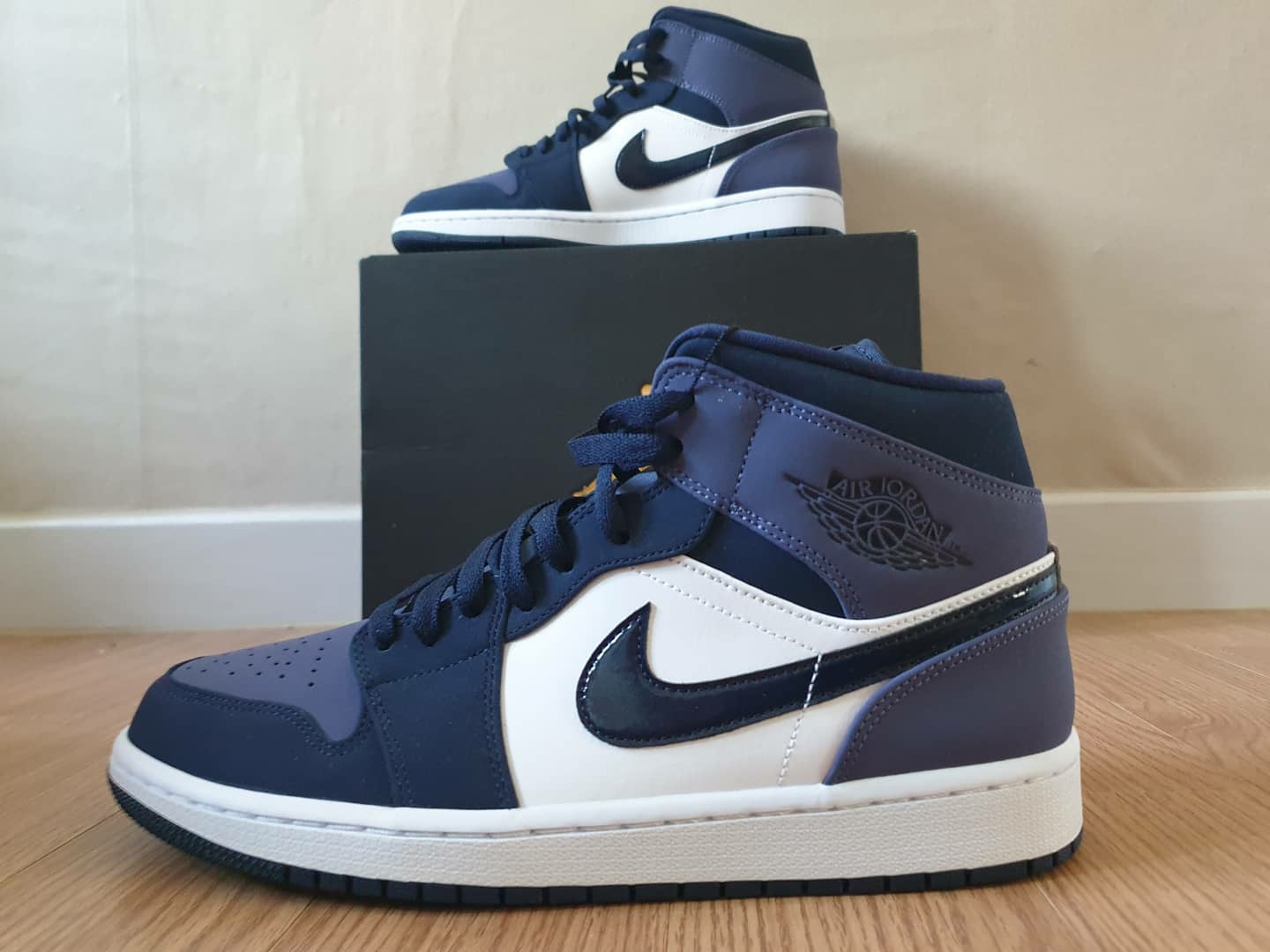Jordan 1 Mid Obsidian Sanded Purple 착용 스타일 - 1
