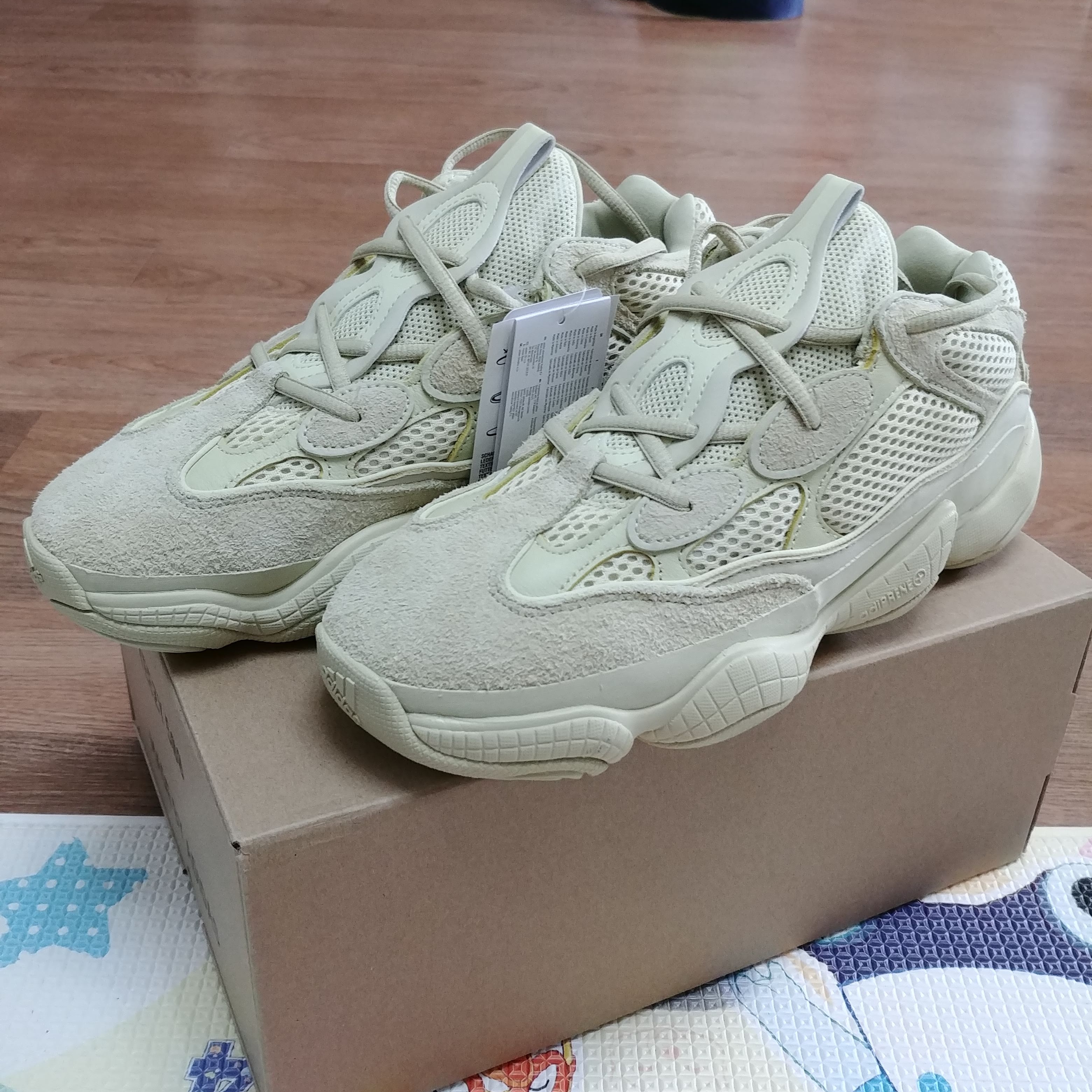 Adidas Yeezy 500 Super Moon Yellow 착용 스타일