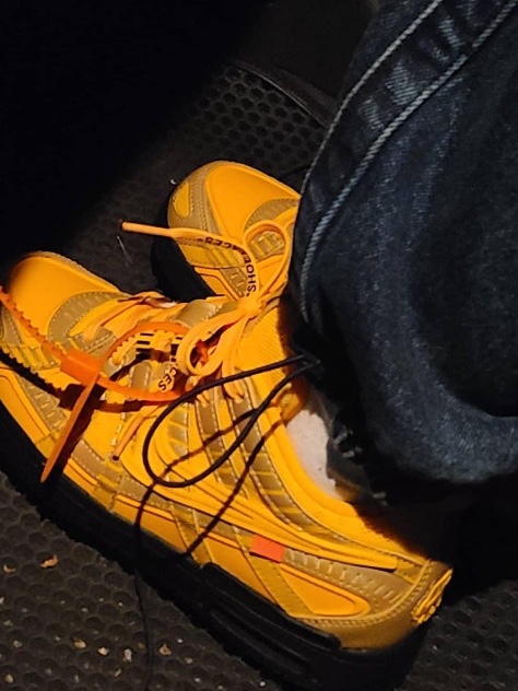 Nike x Off-White Air Rubber Dunk University Gold 착용 스타일