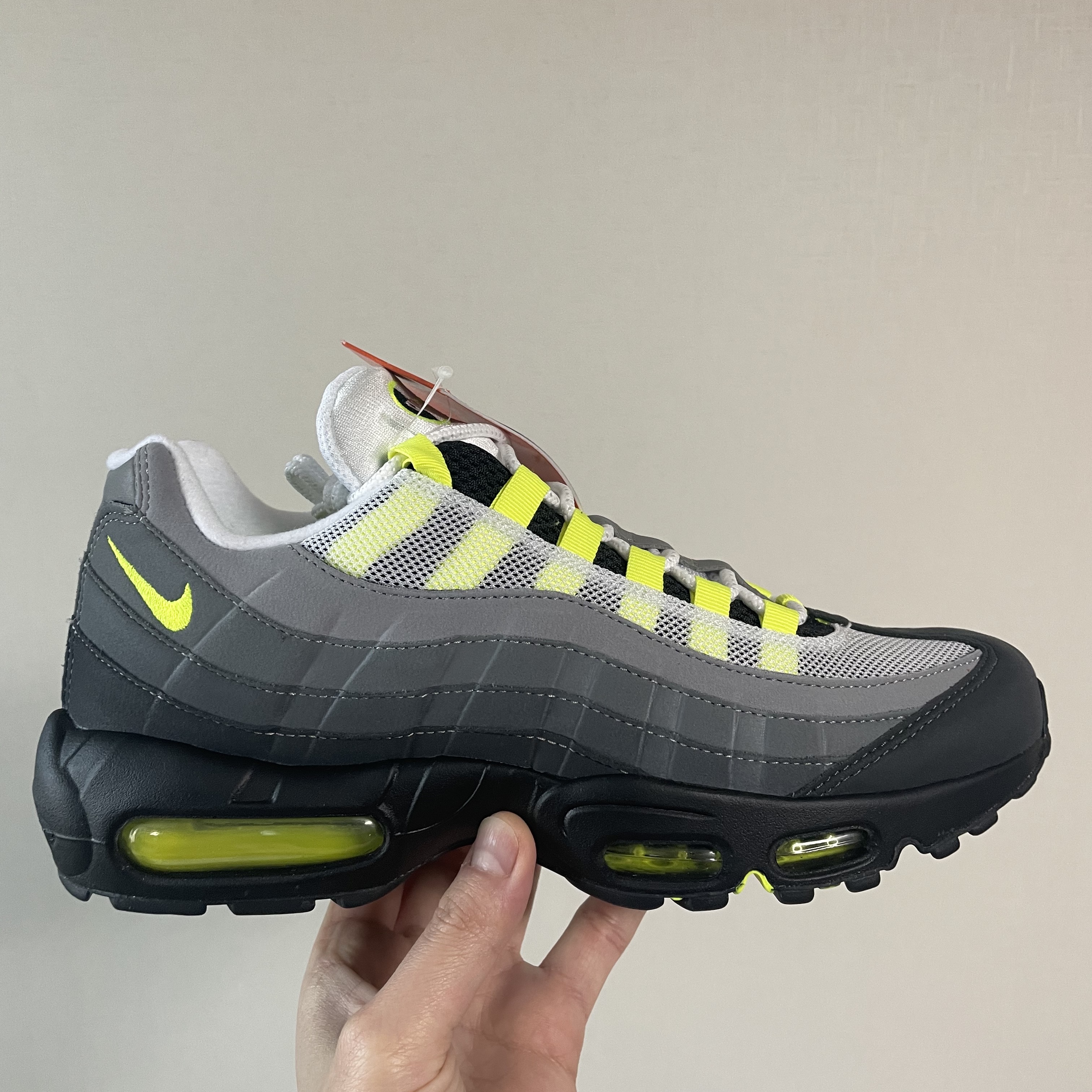 Nike Air Max 95 OG Neon Yellow 2020 착용 스타일 - 1