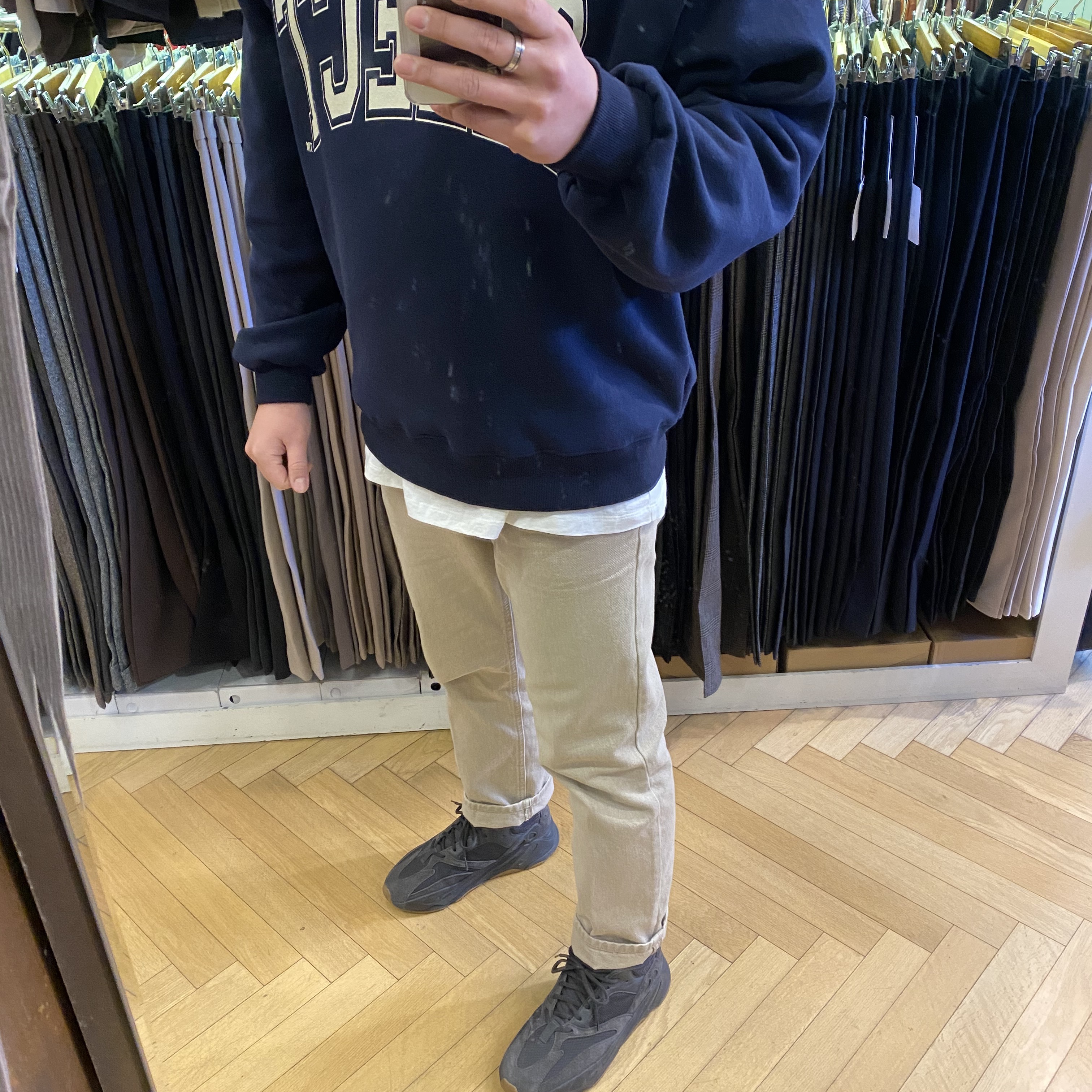 Adidas Yeezy Boost 700 Utility Black 착용 스타일