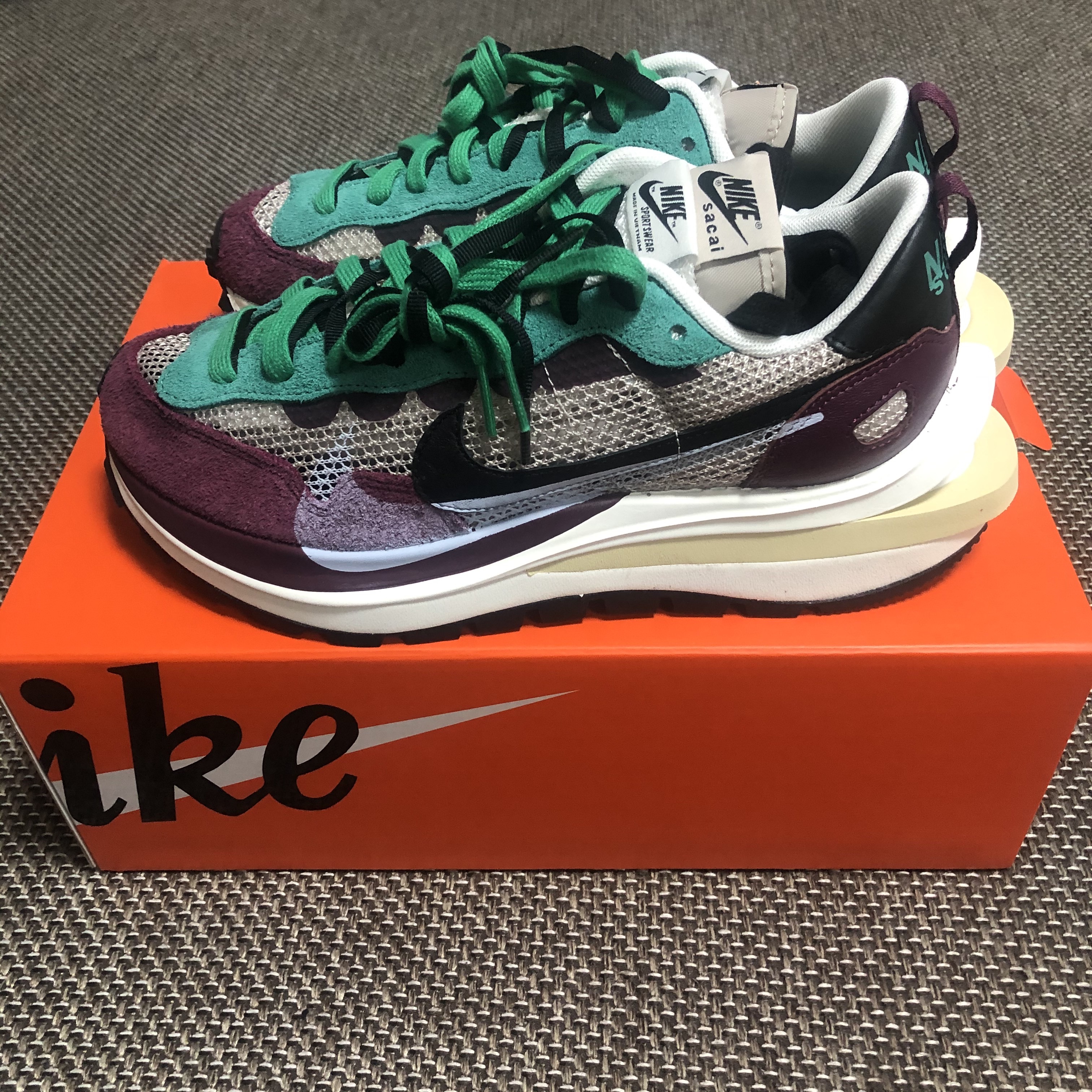 Nike x Sacai VaporWaffle String & Black Villain Red 착용 스타일 - 2