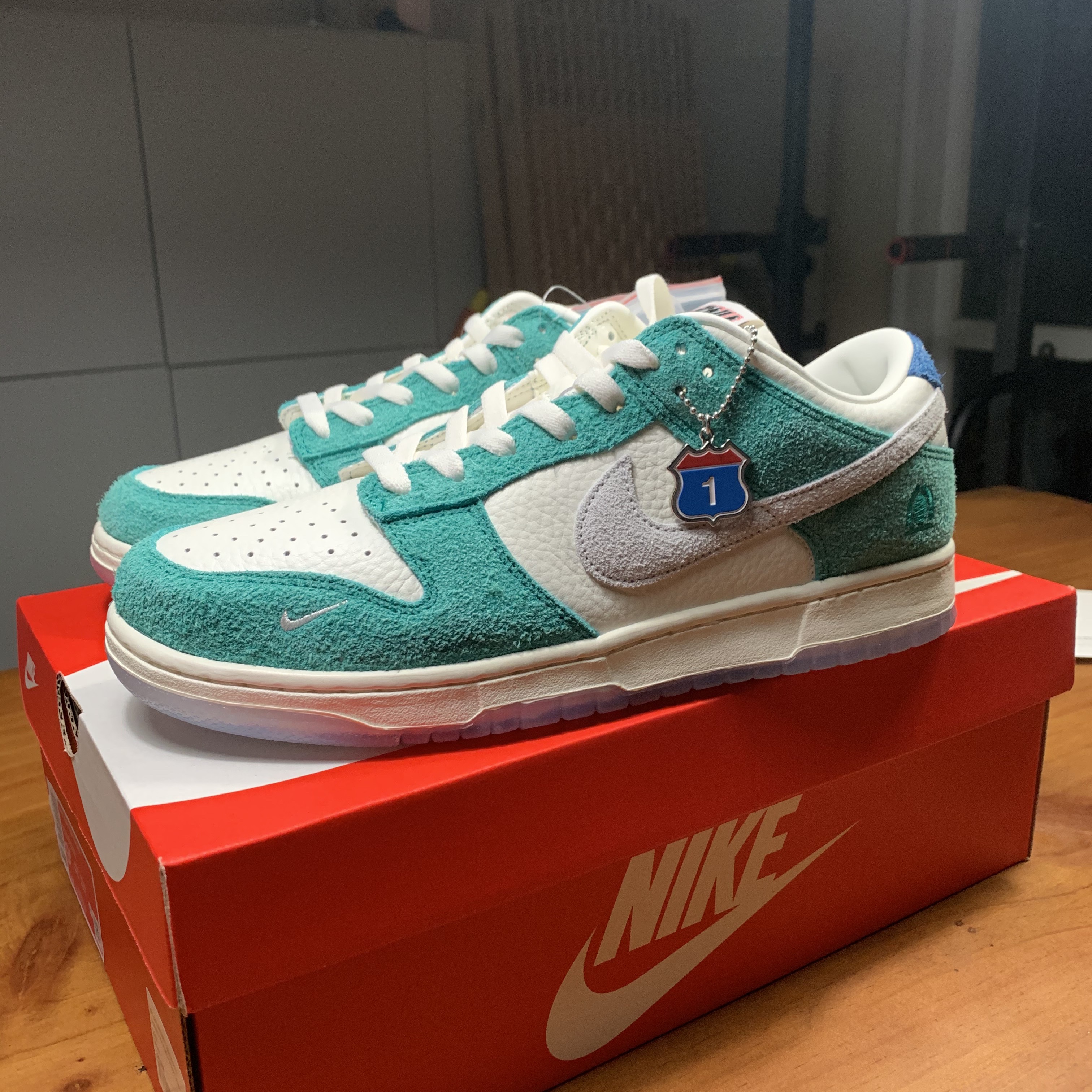 Nike x Kasina Dunk Low Road Sign - Kasina Exclusive 착용 스타일 - 1