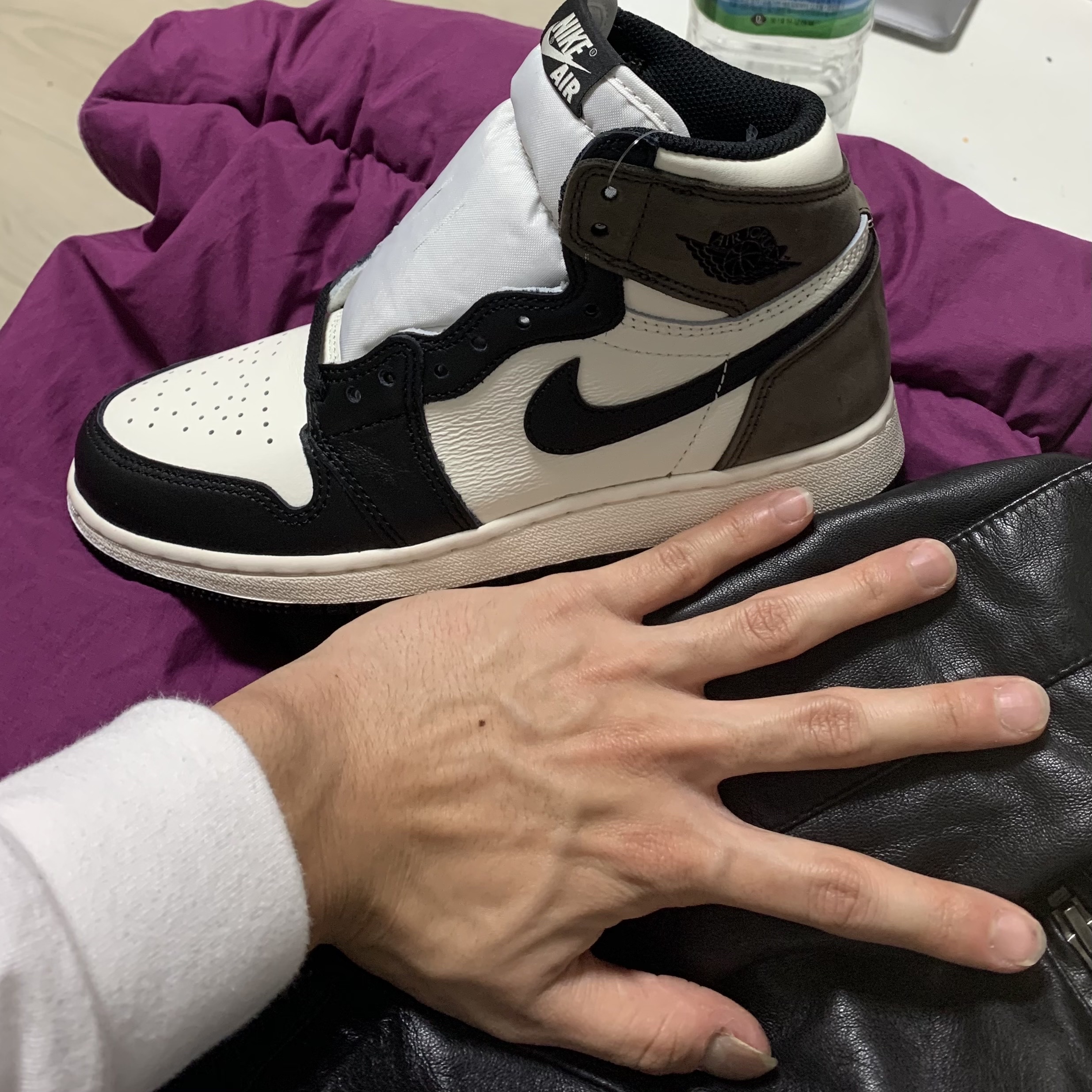 (GS) Jordan 1 Retro High OG Black Mocha 착용 스타일