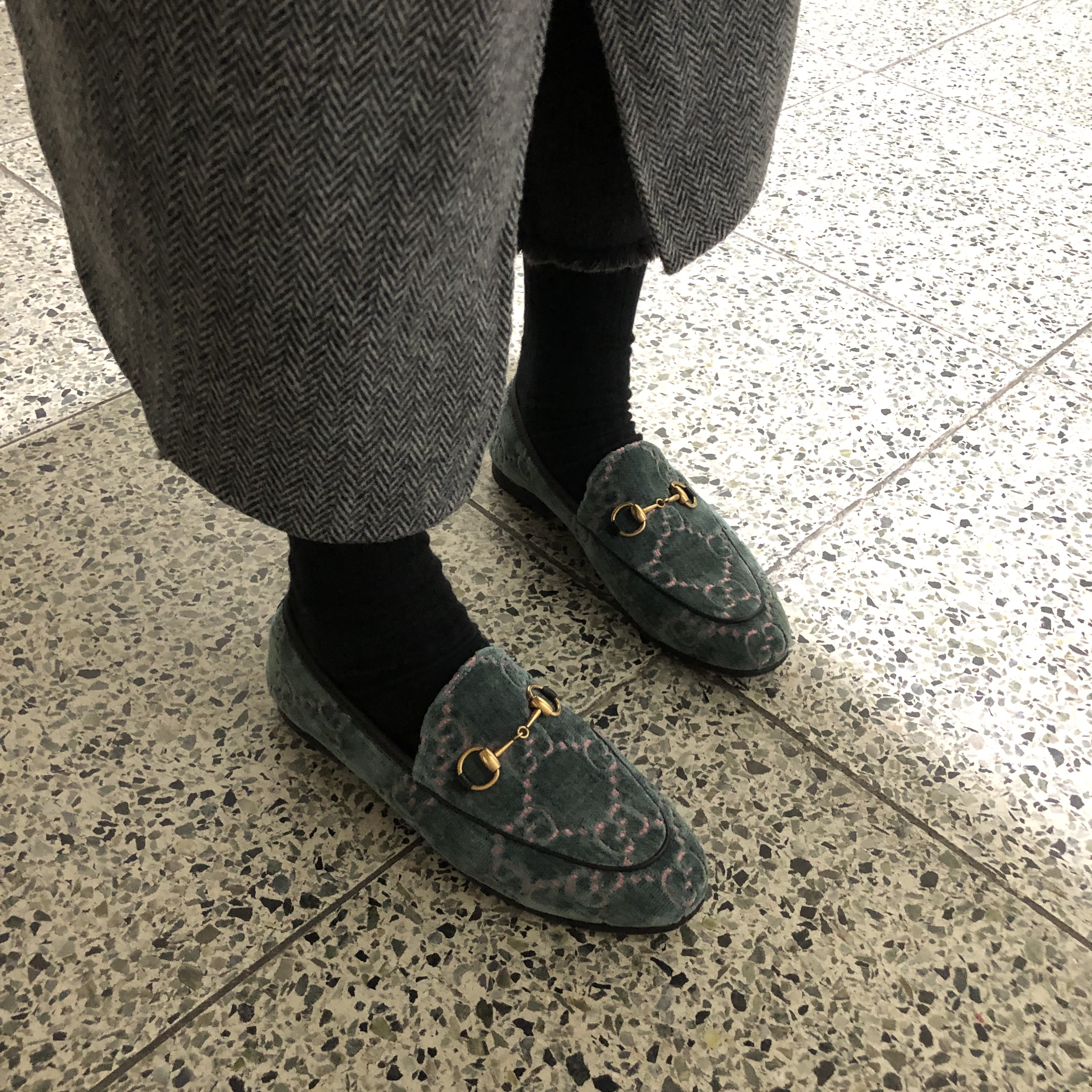 Gucci Jordaan GG Velvet Loafers Blue 착용 스타일