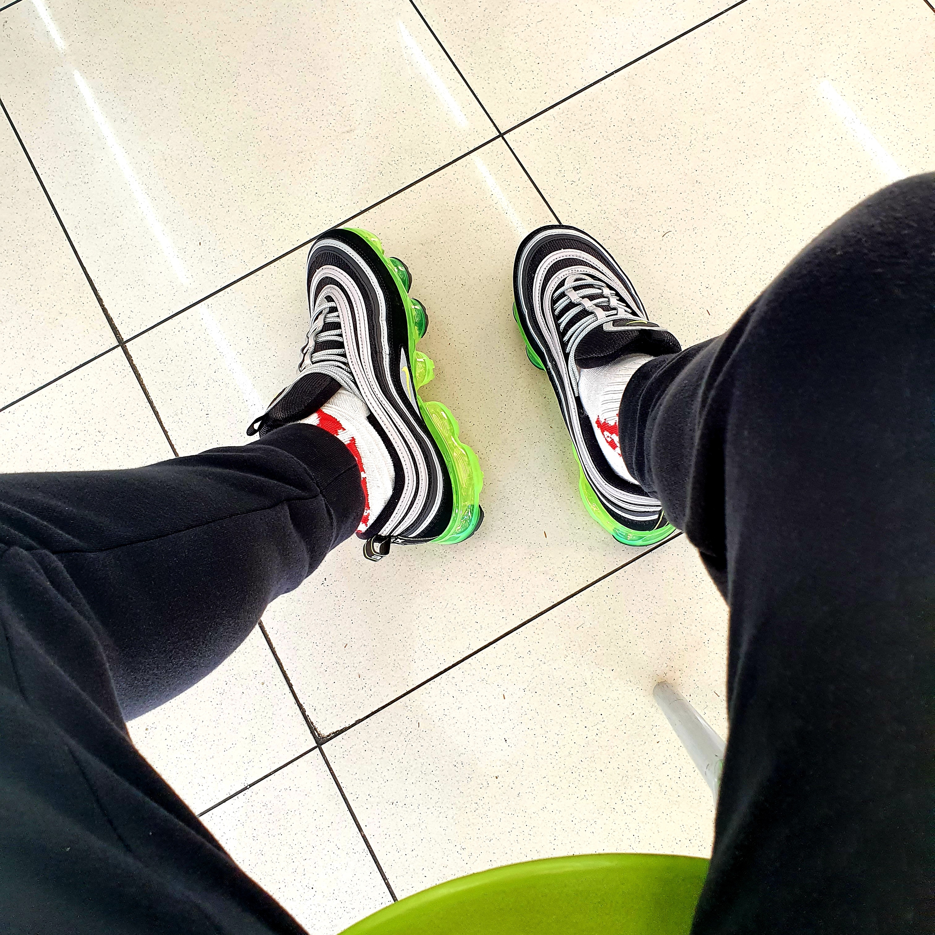 Nike Air VaporMax 97 Black Volt 착용 스타일