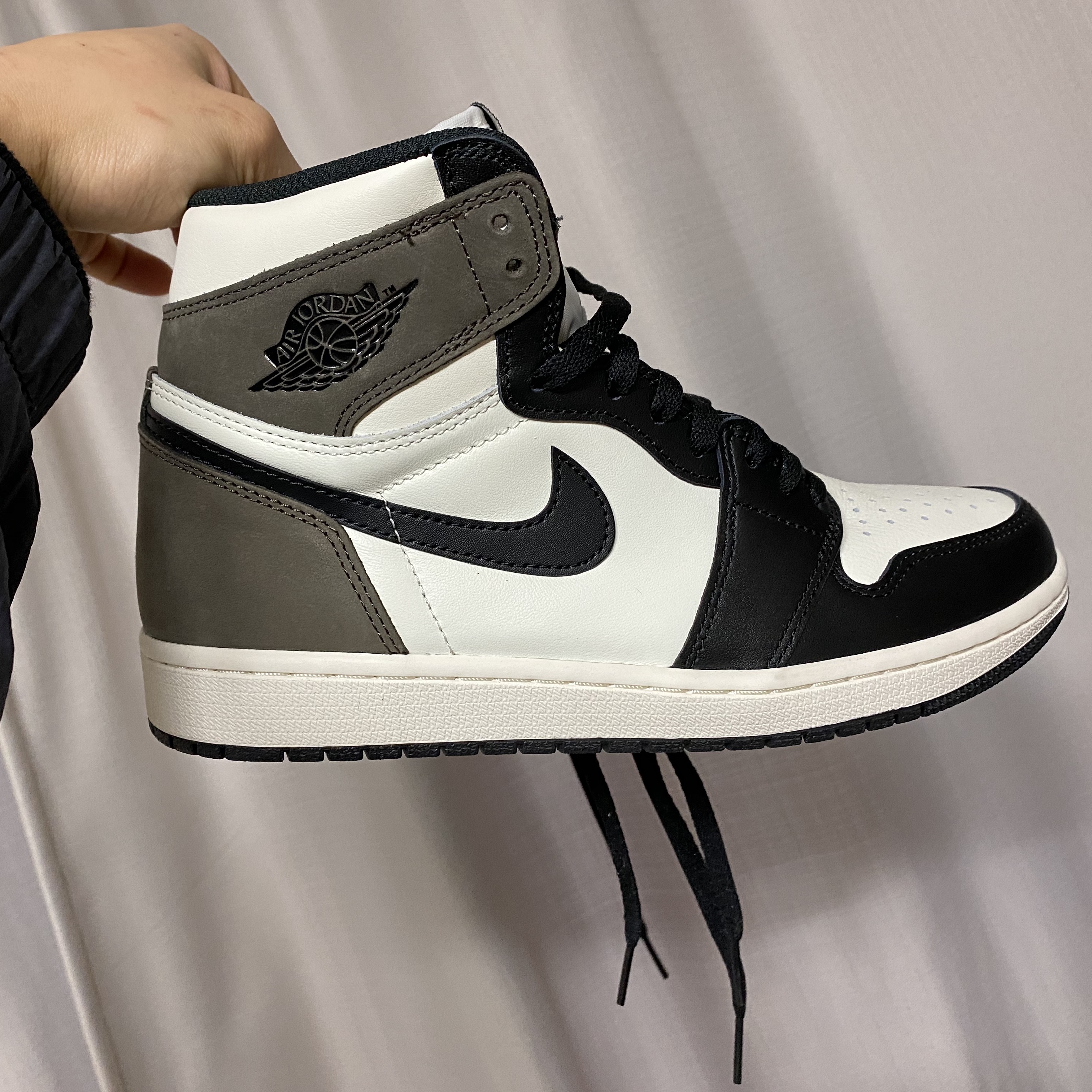 Jordan 1 Retro High OG Black Mocha 착용 스타일