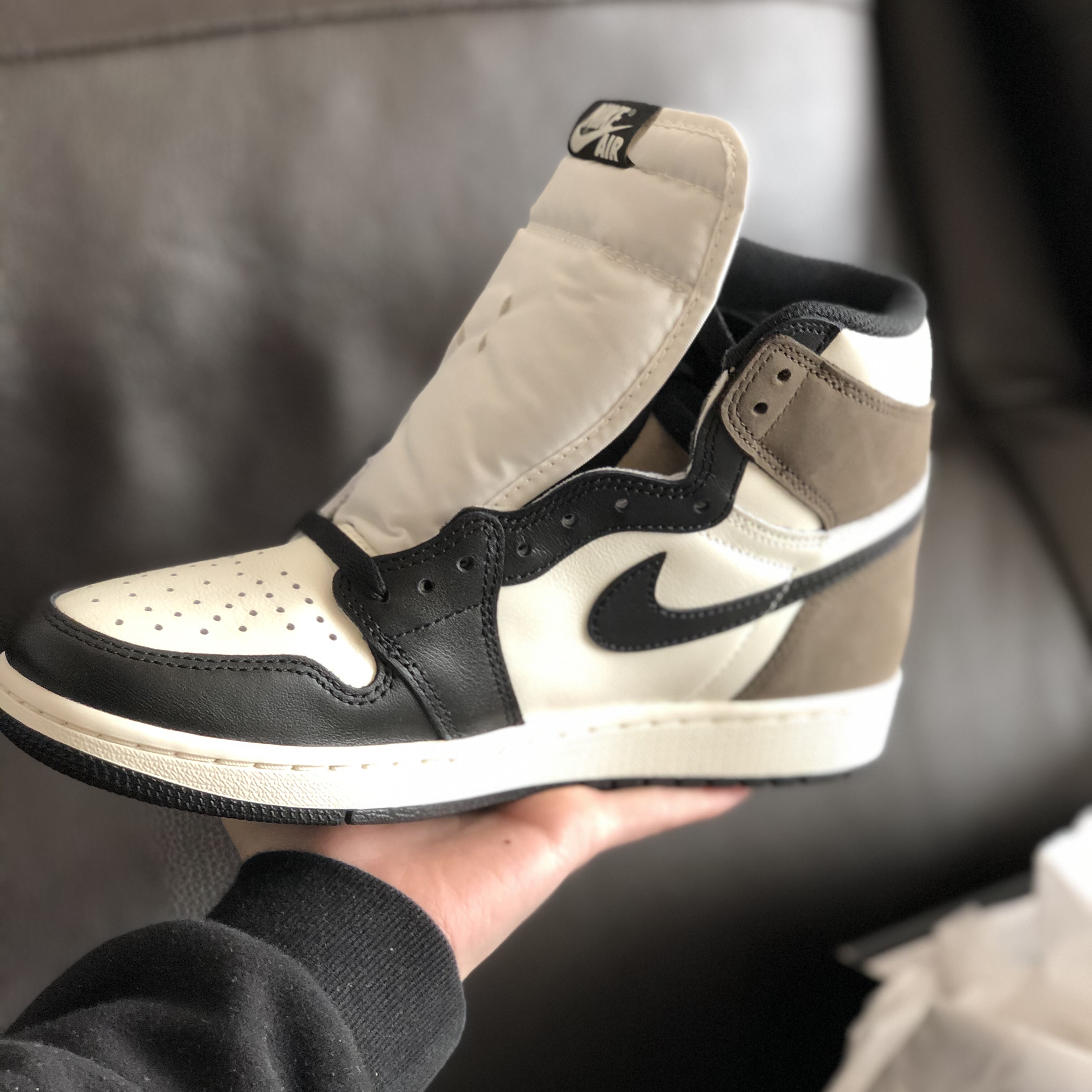 Jordan 1 Retro High OG Black Mocha 착용 스타일 - 2
