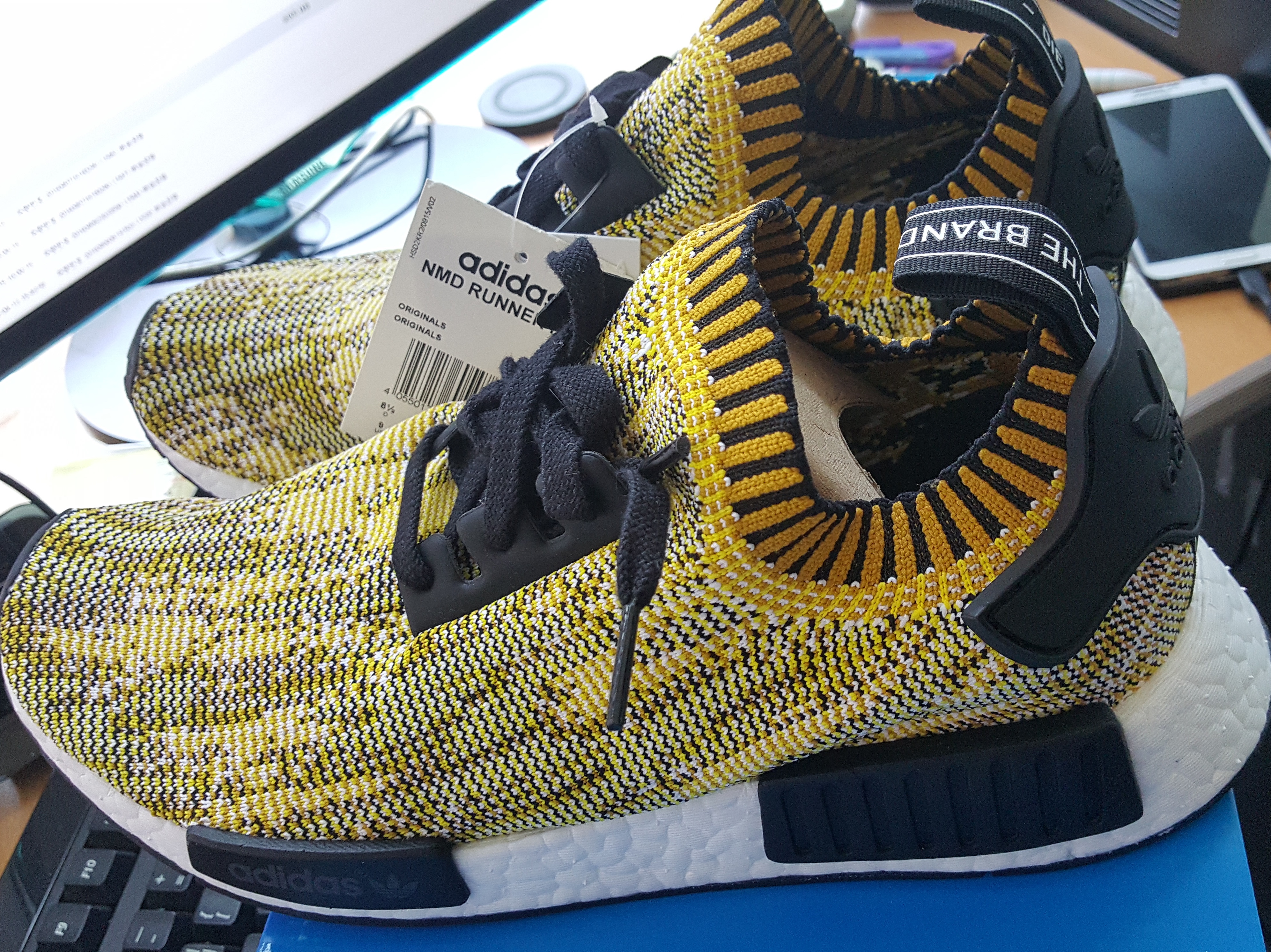 Adidas NMD R1 Yellow Camo 착용 스타일