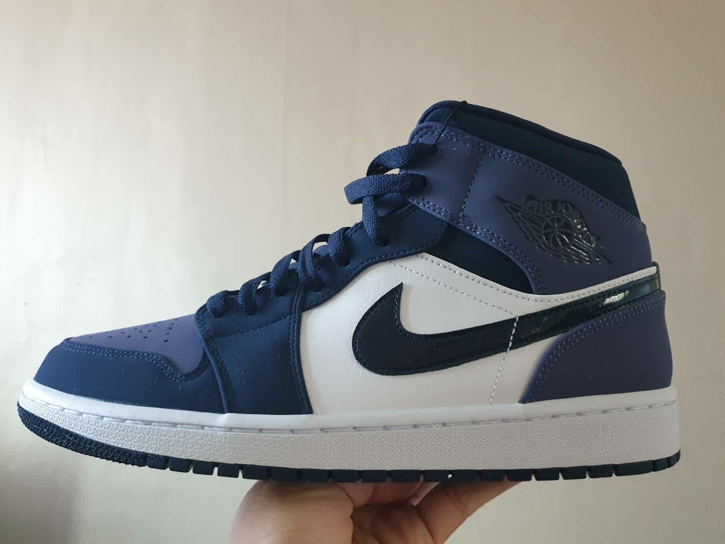 Jordan 1 Mid Obsidian Sanded Purple 착용 스타일 - 3