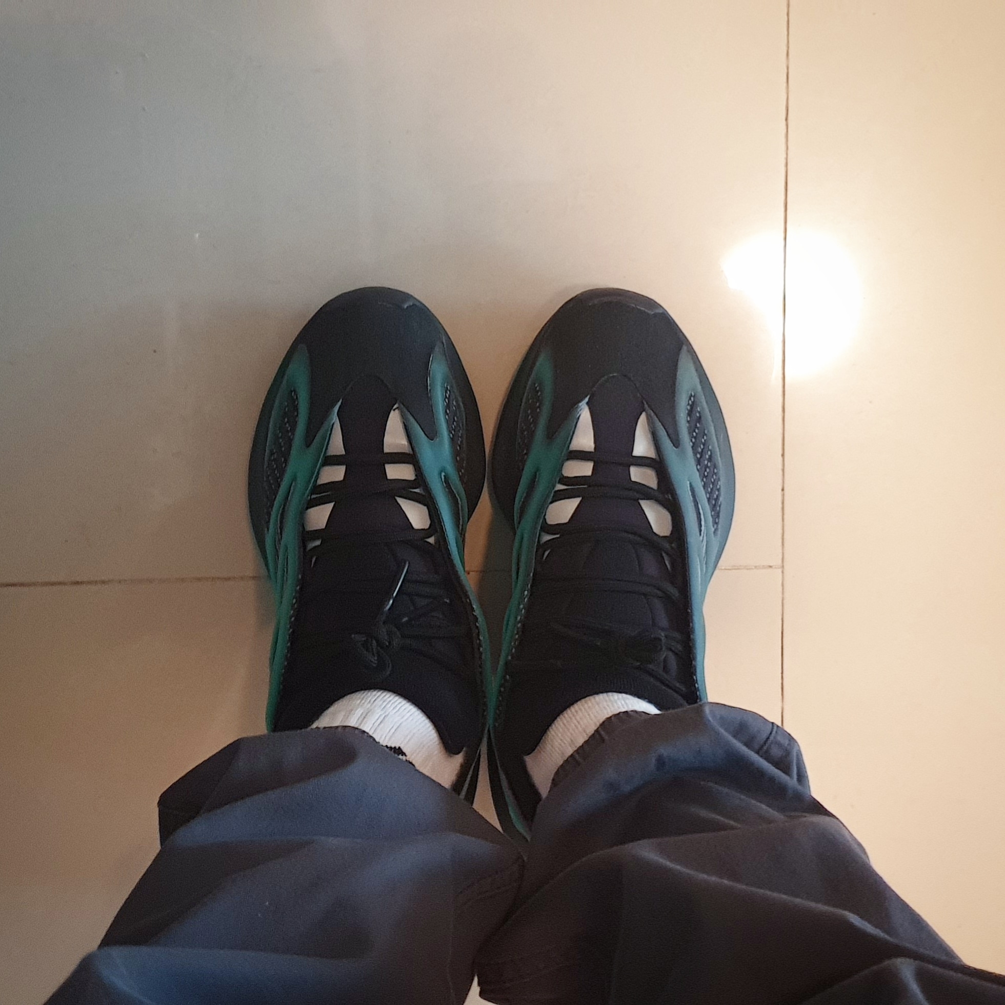 Adidas Yeezy 700 V3 Alvah 착용 스타일