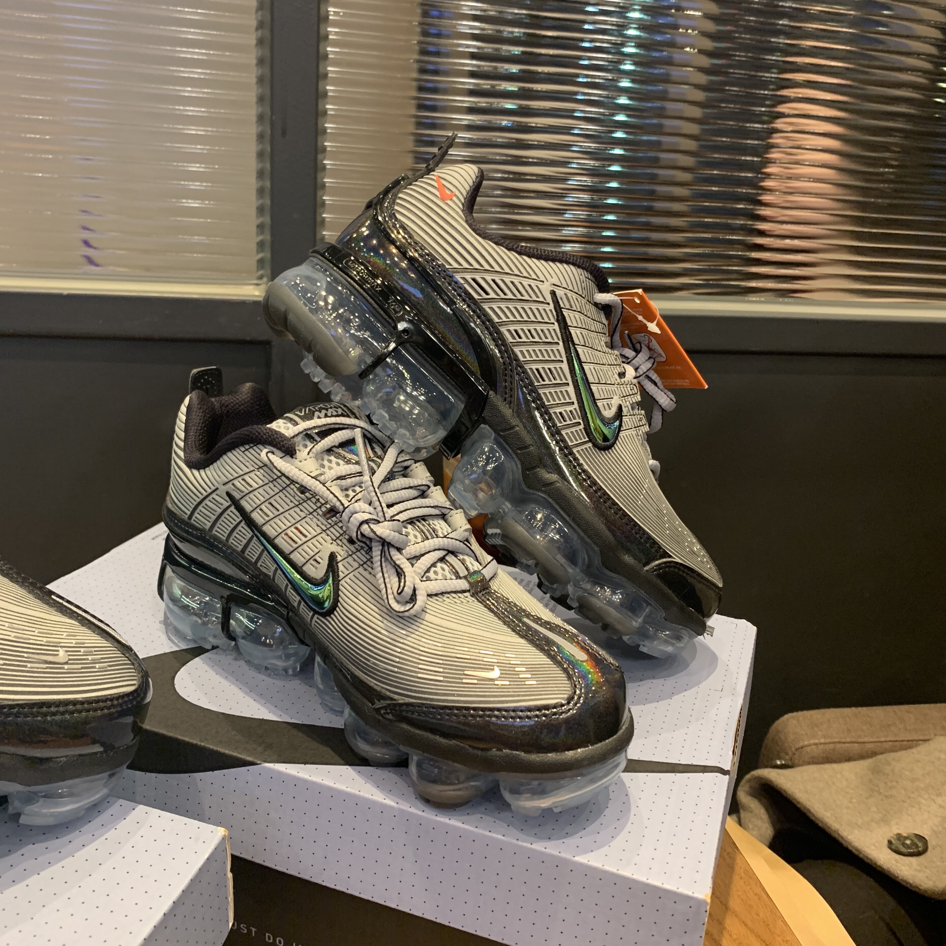 Nike Air VaporMax 360 Metallic Silver 착용 스타일 - 4