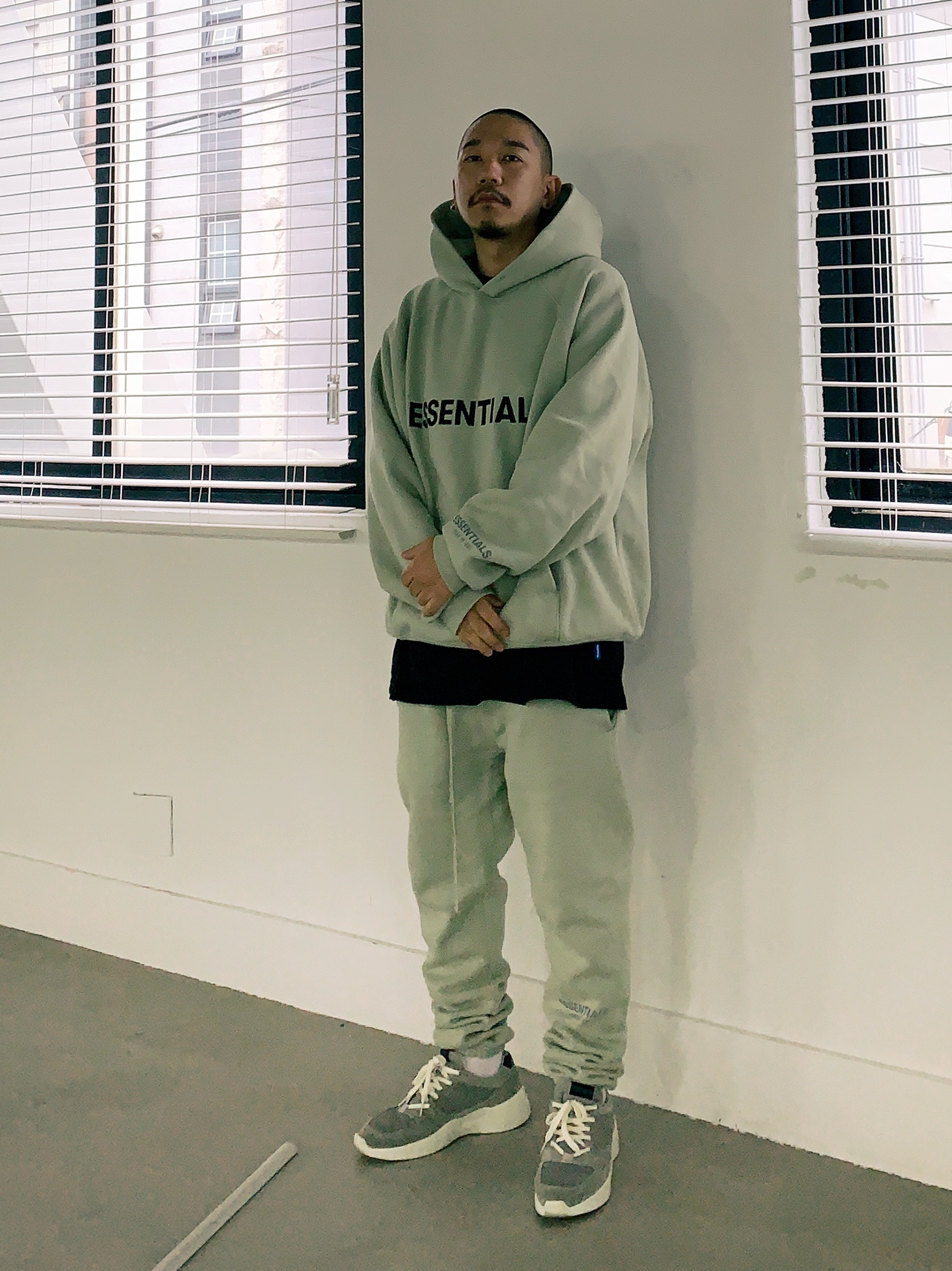 Essentials 3D Silicon Applique Pullover Hoodie Alfafa Sage - 20FW, Essentials Sweatpants Alfafa Sage - 20FW 착용 스타일 - 2
