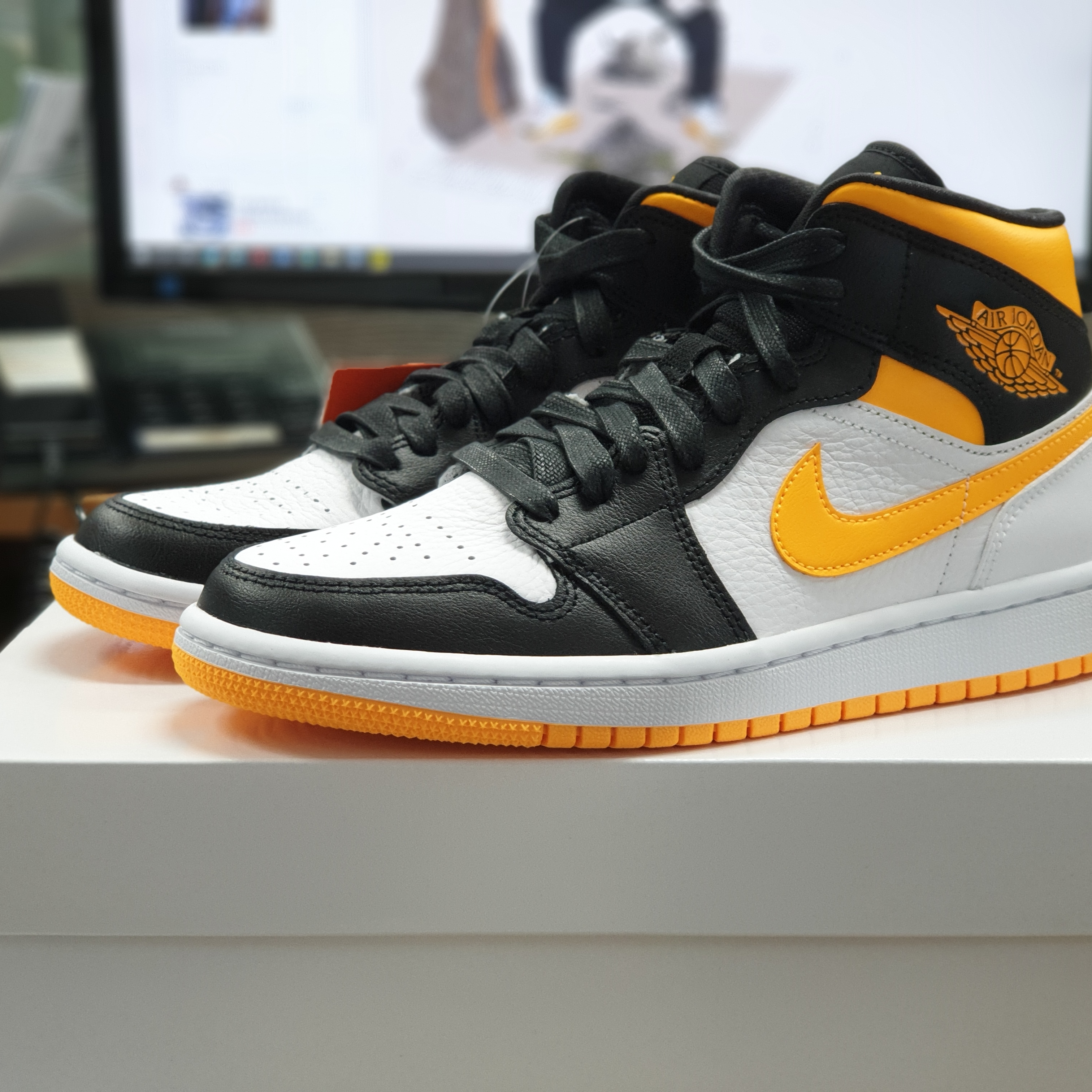 (W) Jordan 1 Mid SE Laser Orange 착용 스타일