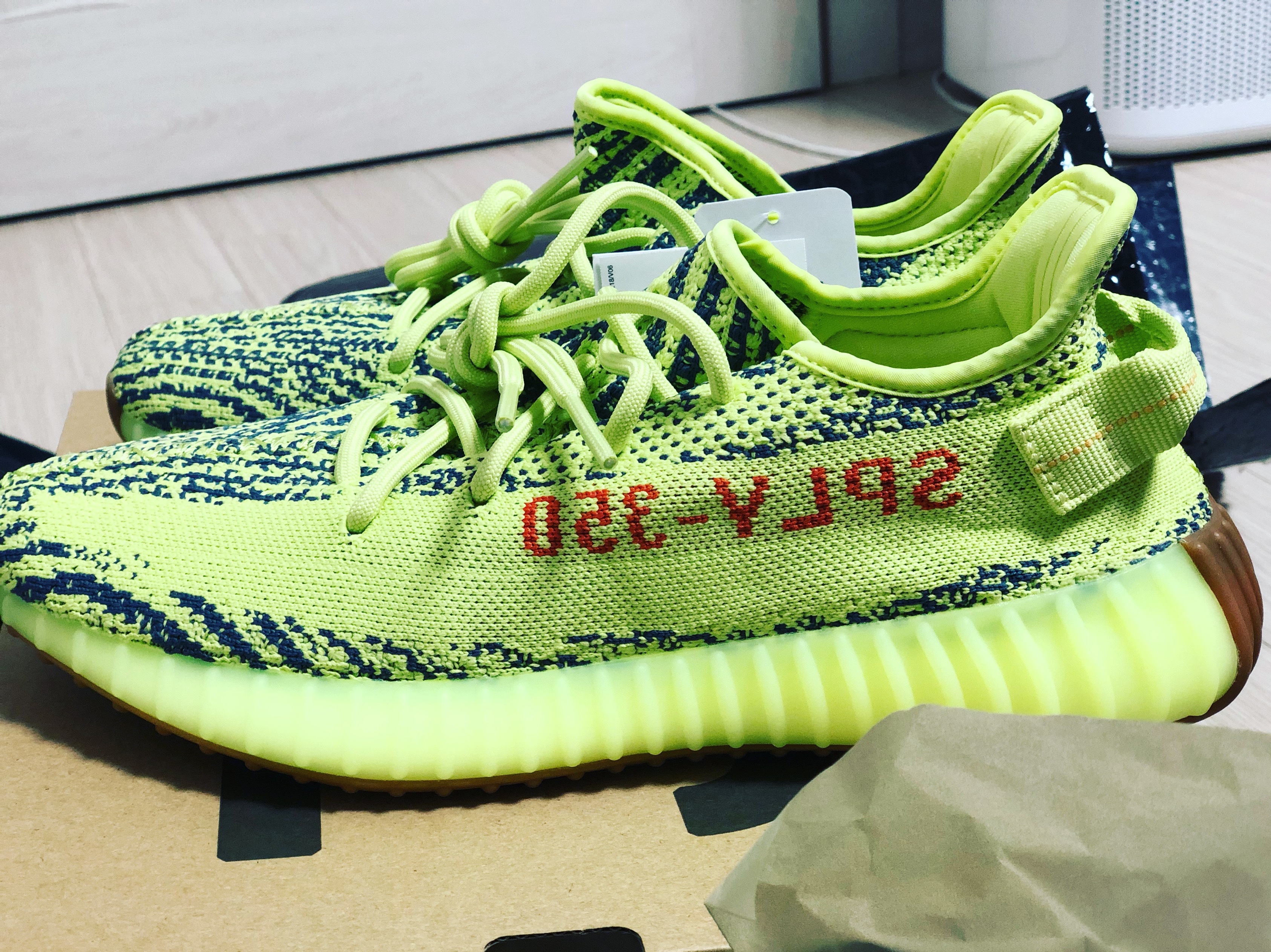 Adidas Yeezy Boost 350 V2 Yeezreel - Non-Reflective 착용 스타일