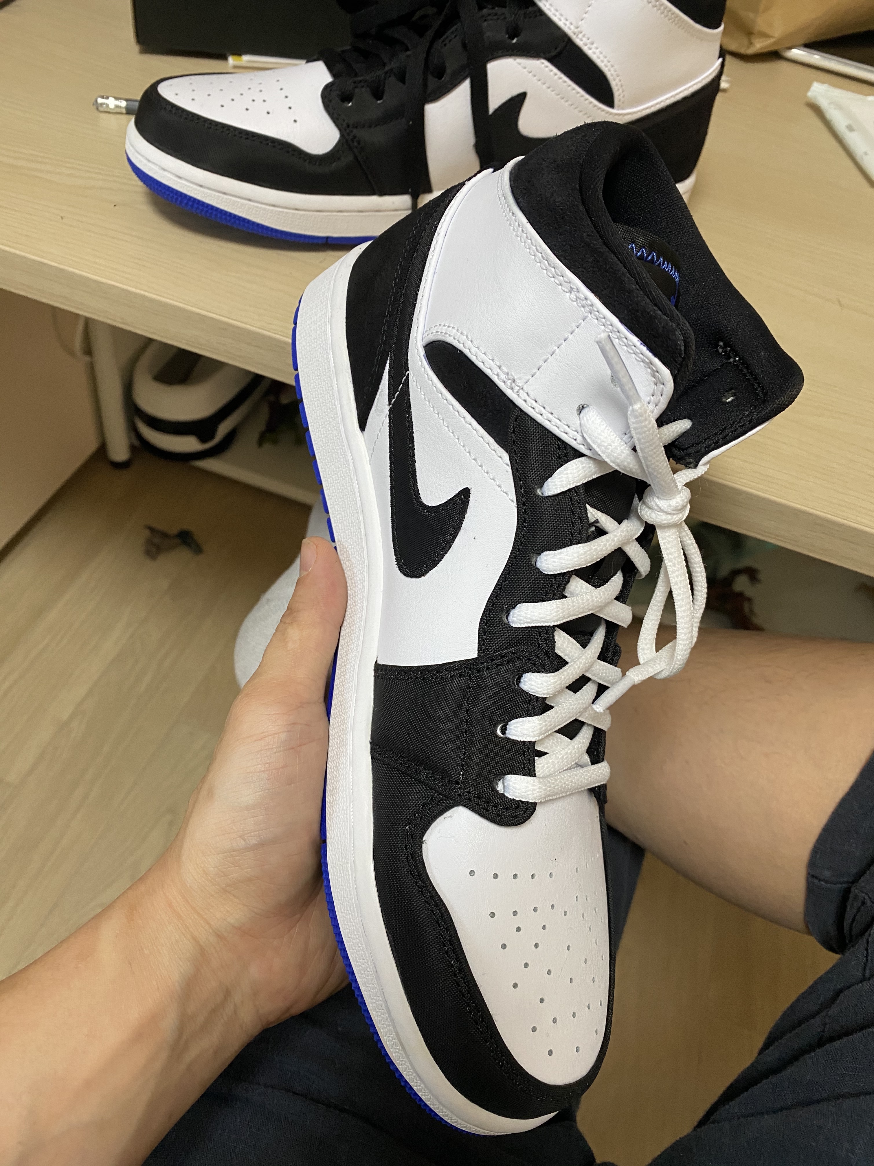 Jordan 1 Mid SE Hyper Royal 착용 스타일 - 4