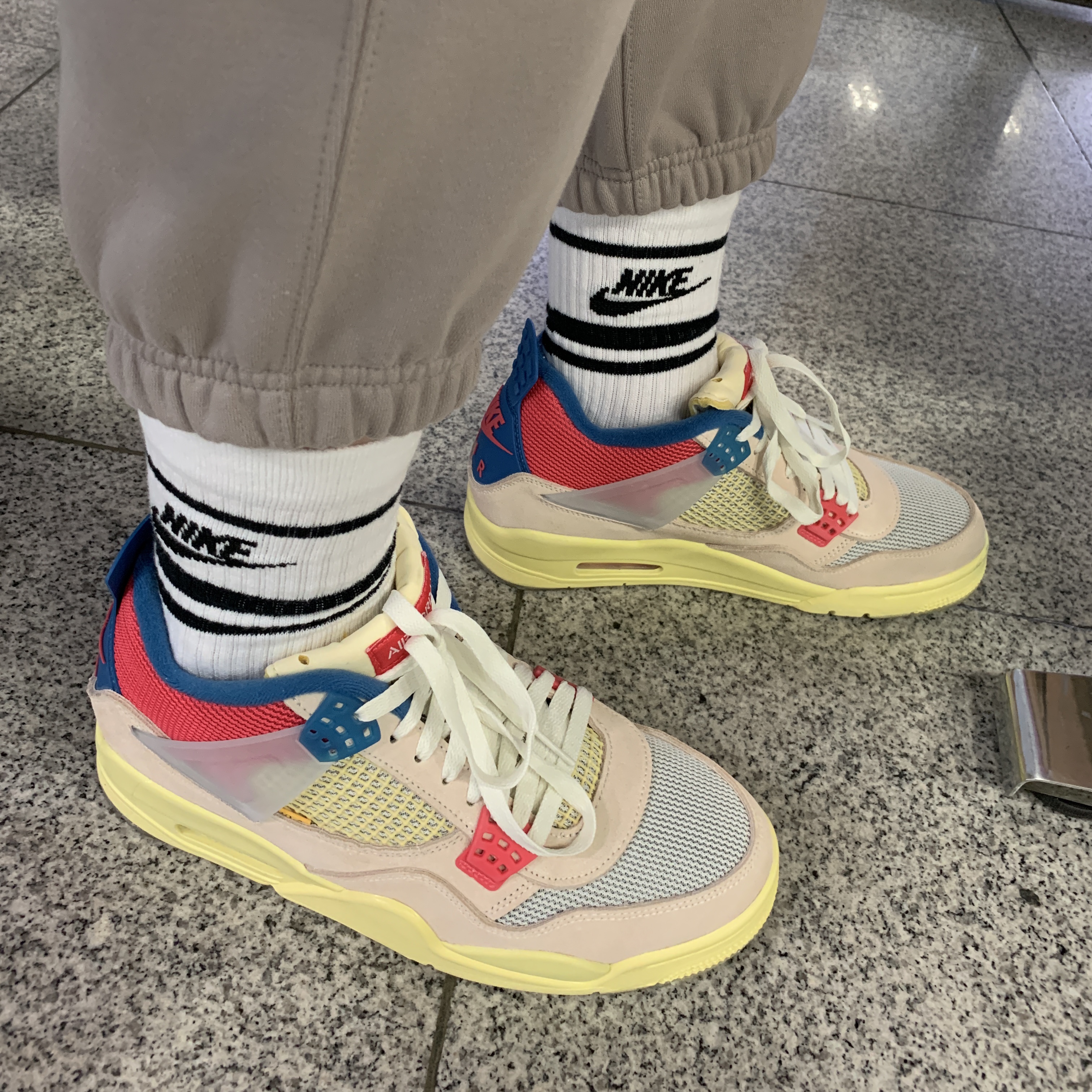 Jordan 4 x Union Retro Guava Ice 착용 스타일 - 3
