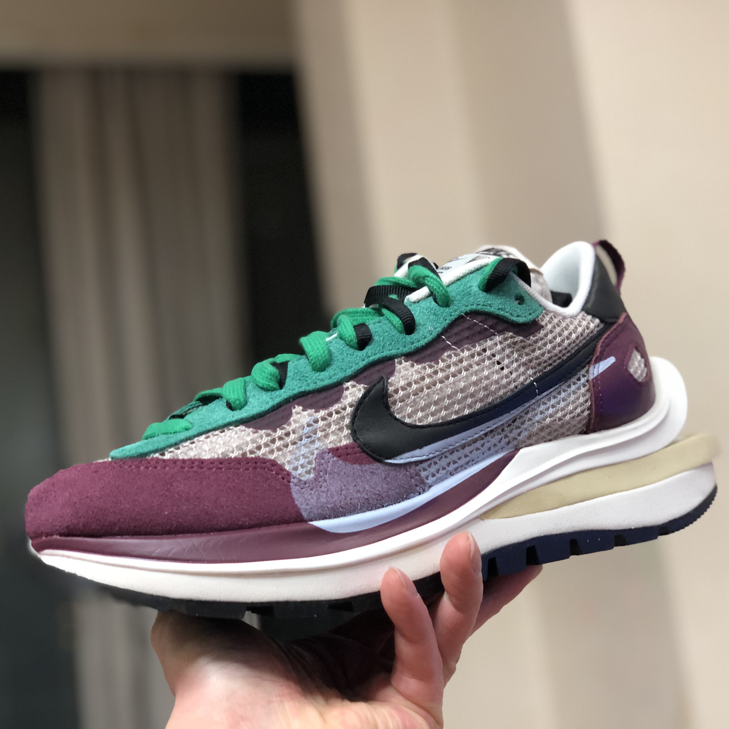 Nike x Sacai LDWaffle Green Multi, Nike x Sacai VaporWaffle String & Black Villain Red 착용 스타일 - 2