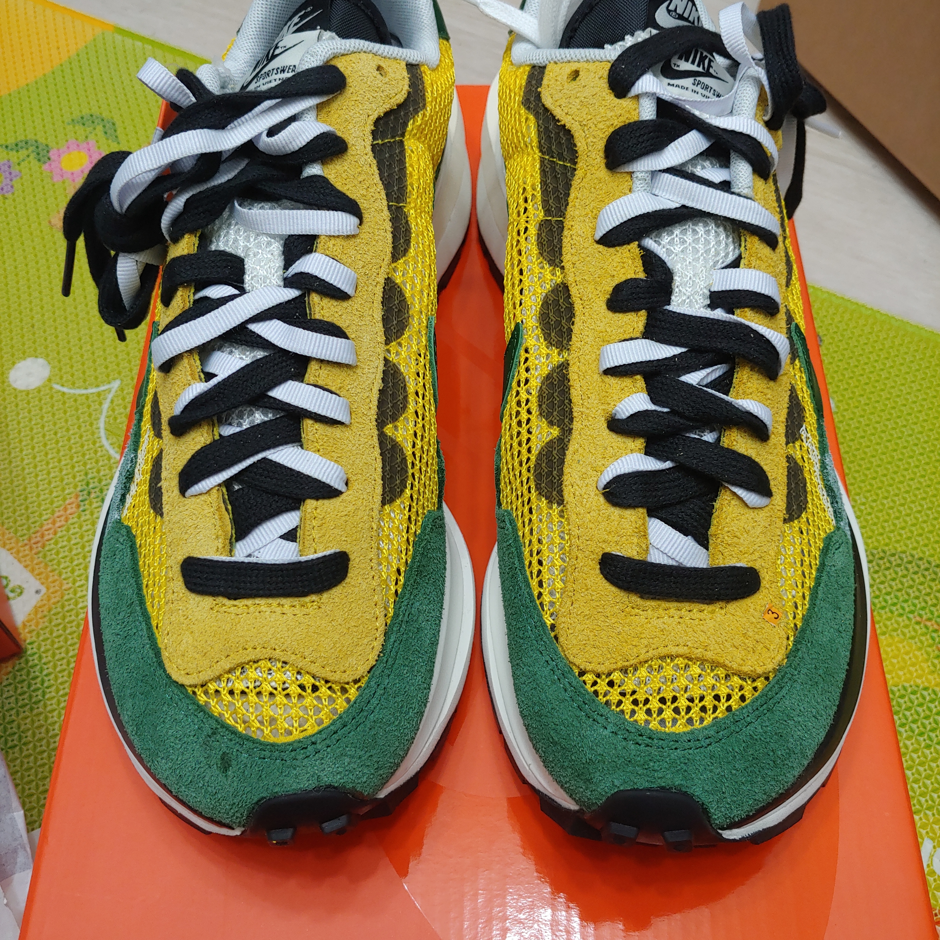 Nike x Sacai VaporWaffle Tour Yellow & Gorge Green Sail 착용 스타일