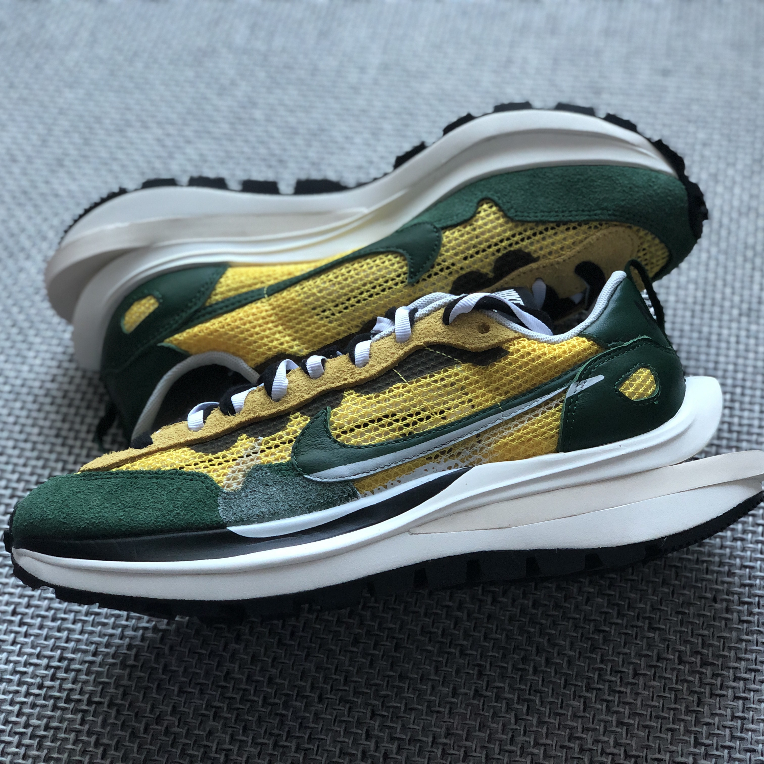 Nike x Sacai VaporWaffle Tour Yellow & Gorge Green Sail 착용 스타일 - 1