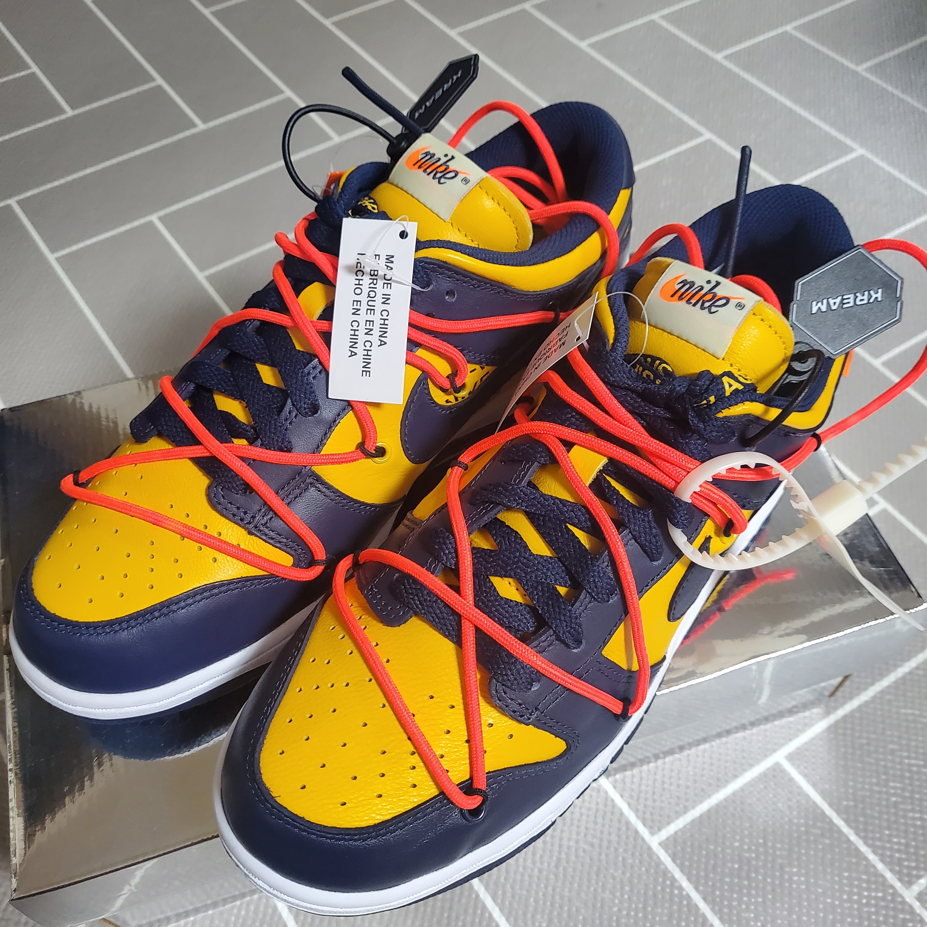 Nike x Off-White Dunk Low University Gold Midnight Navy 착용 스타일