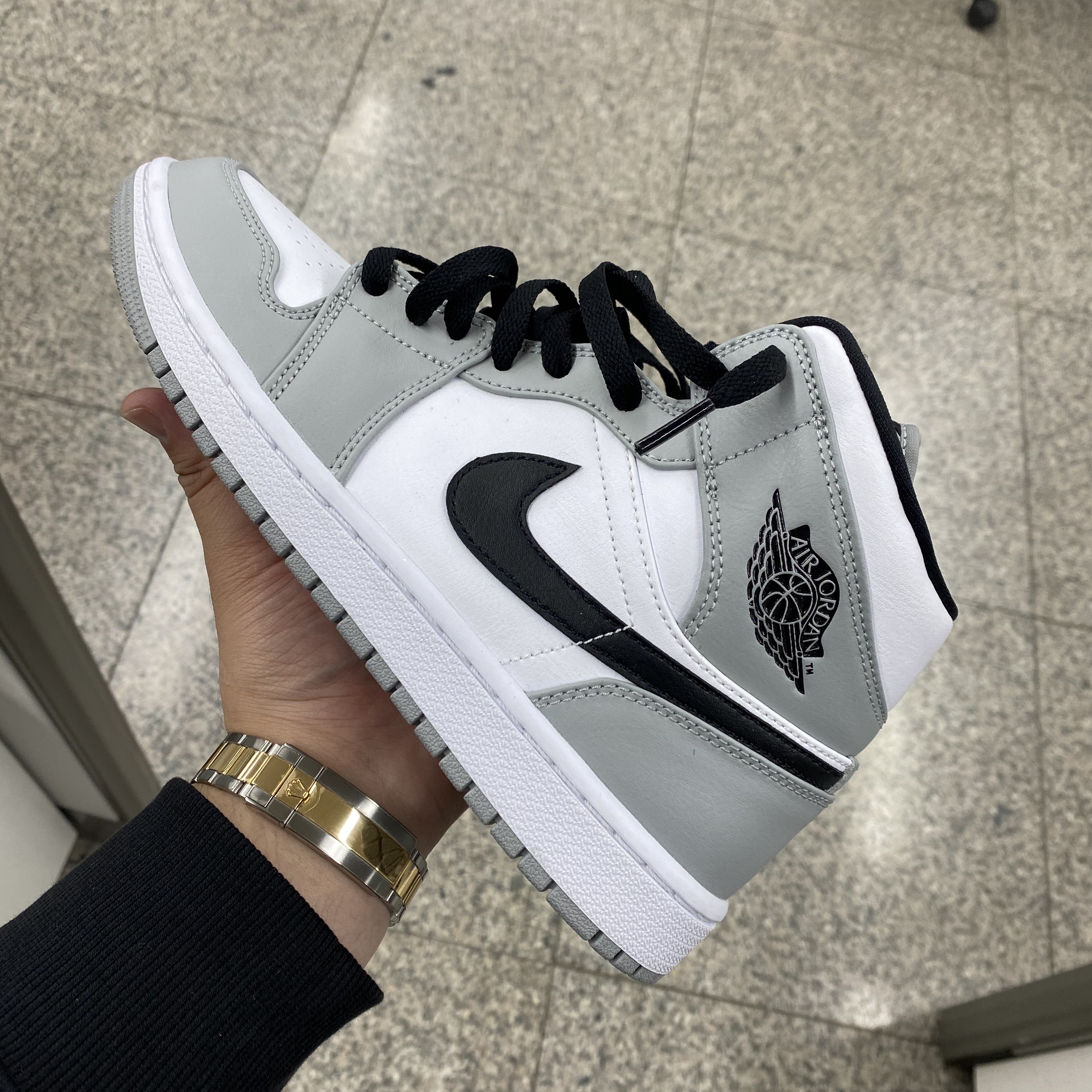 Jordan 1 Mid Light Smoke Grey 착용 스타일