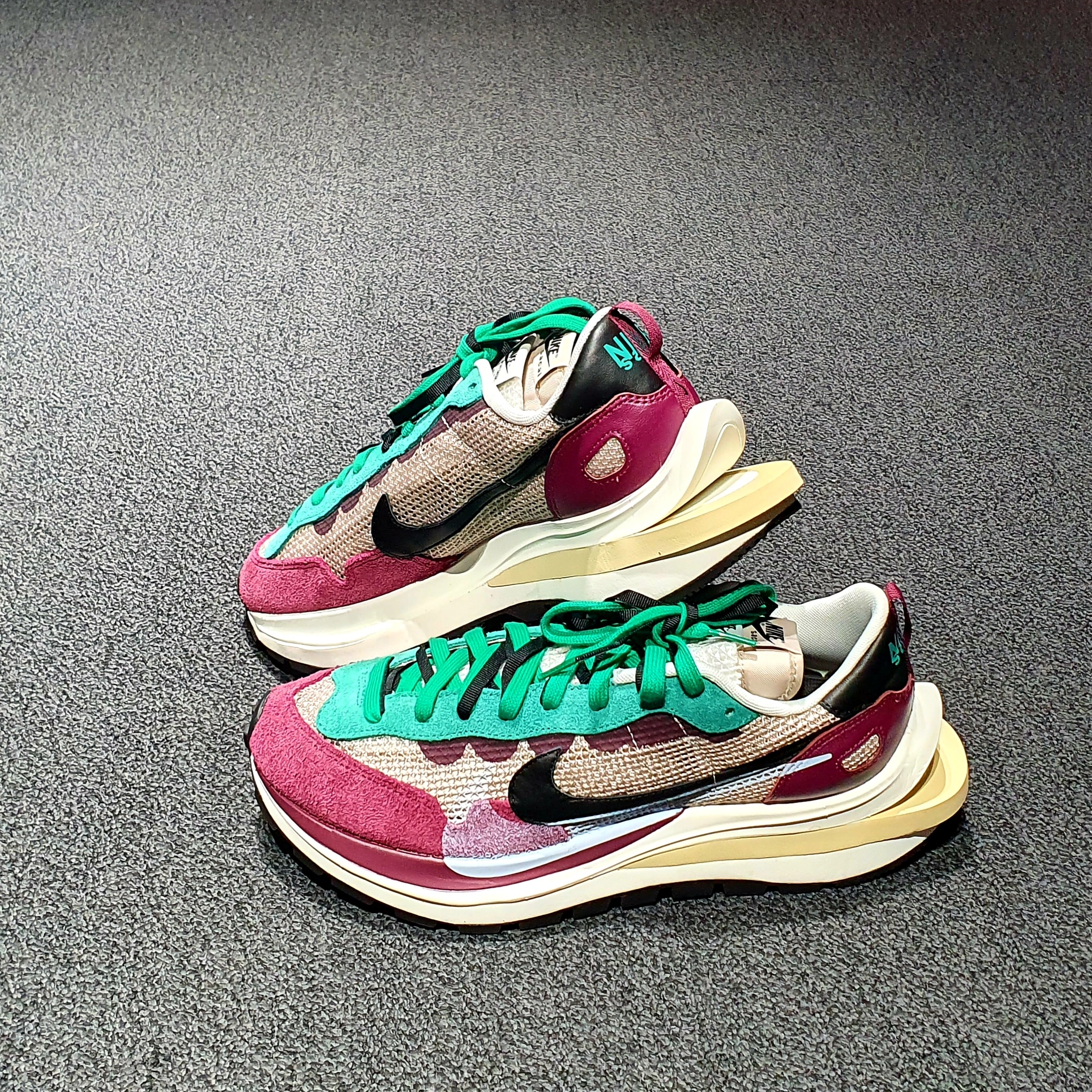 Nike x Sacai VaporWaffle String & Black Villain Red 착용 스타일