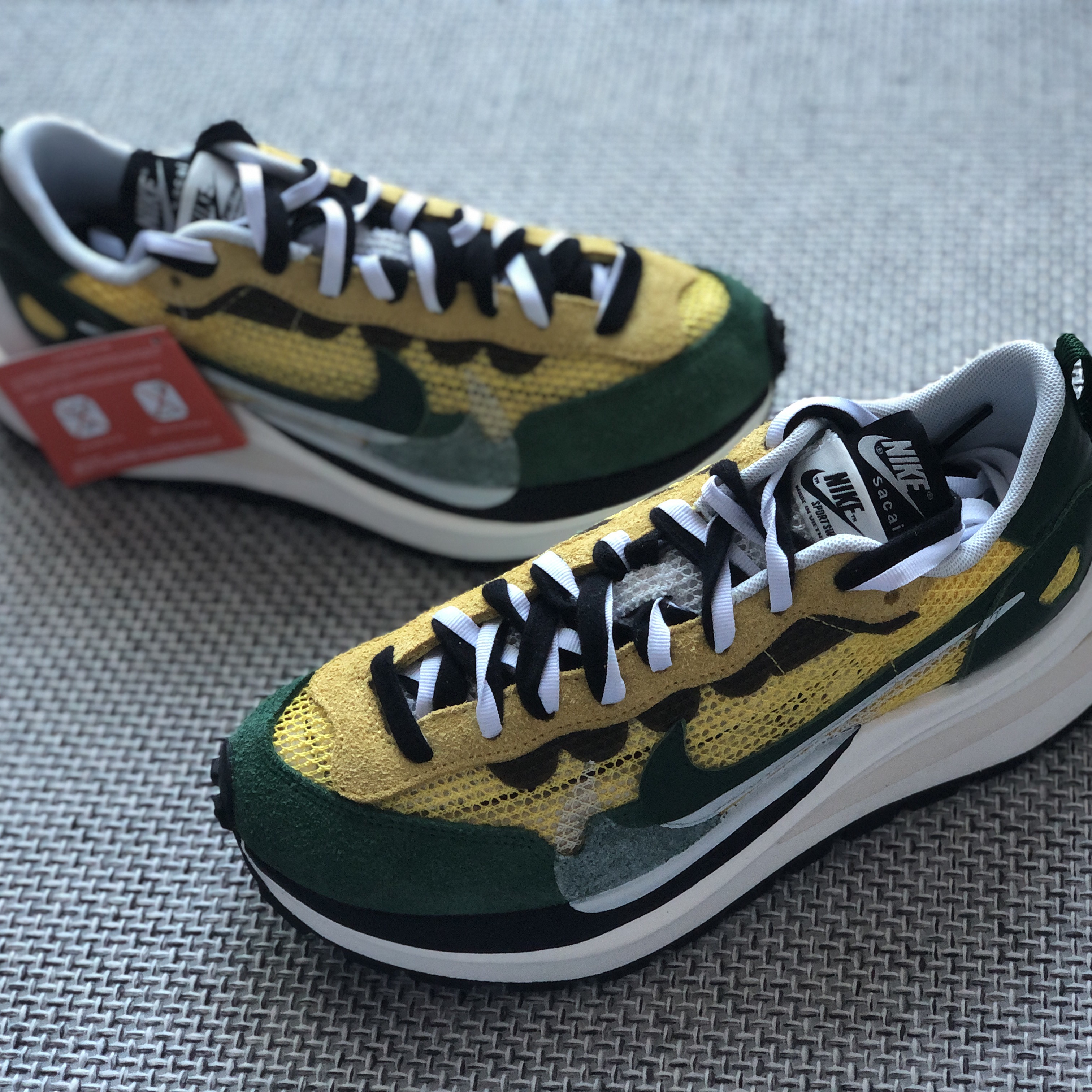 Nike x Sacai VaporWaffle Tour Yellow & Gorge Green Sail 착용 스타일 - 3