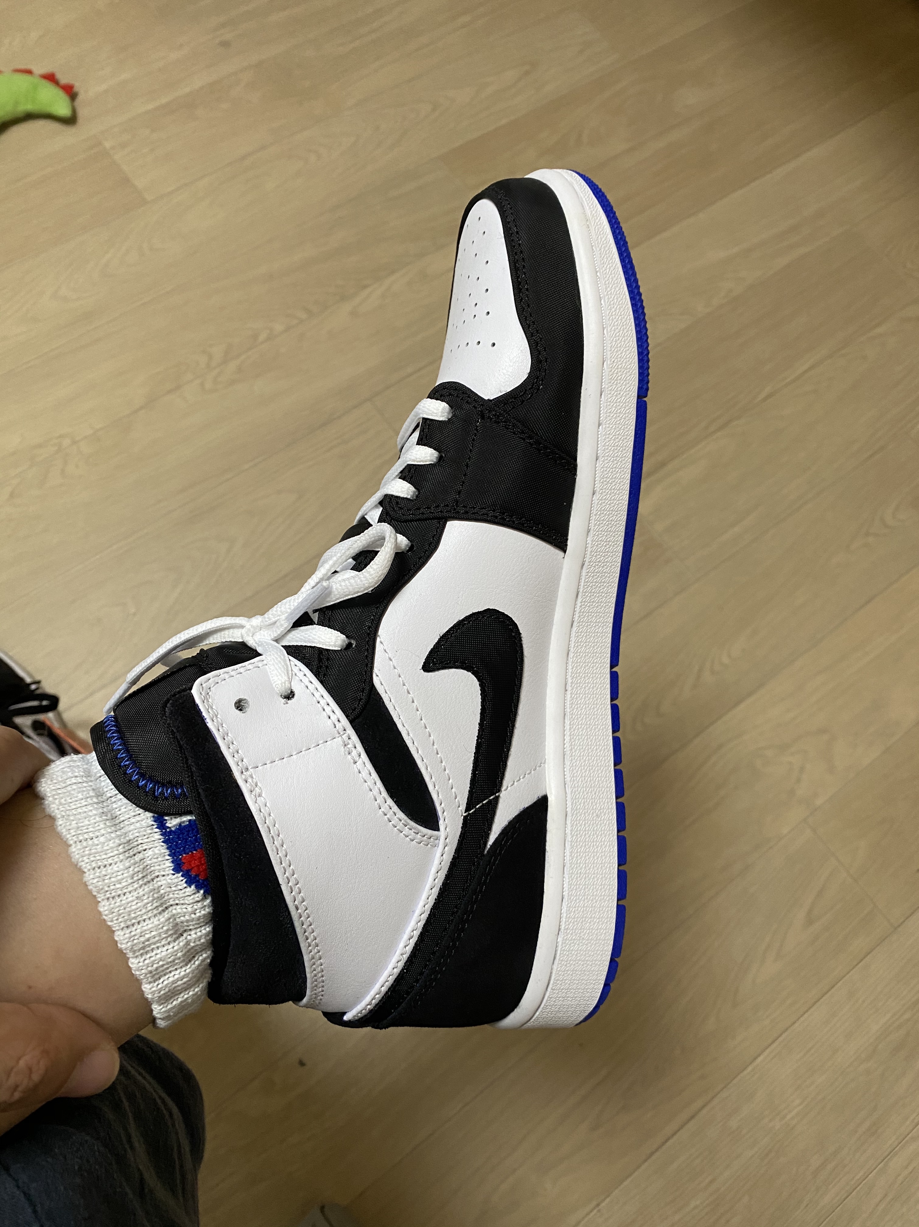 Jordan 1 Mid SE Hyper Royal 착용 스타일 - 5