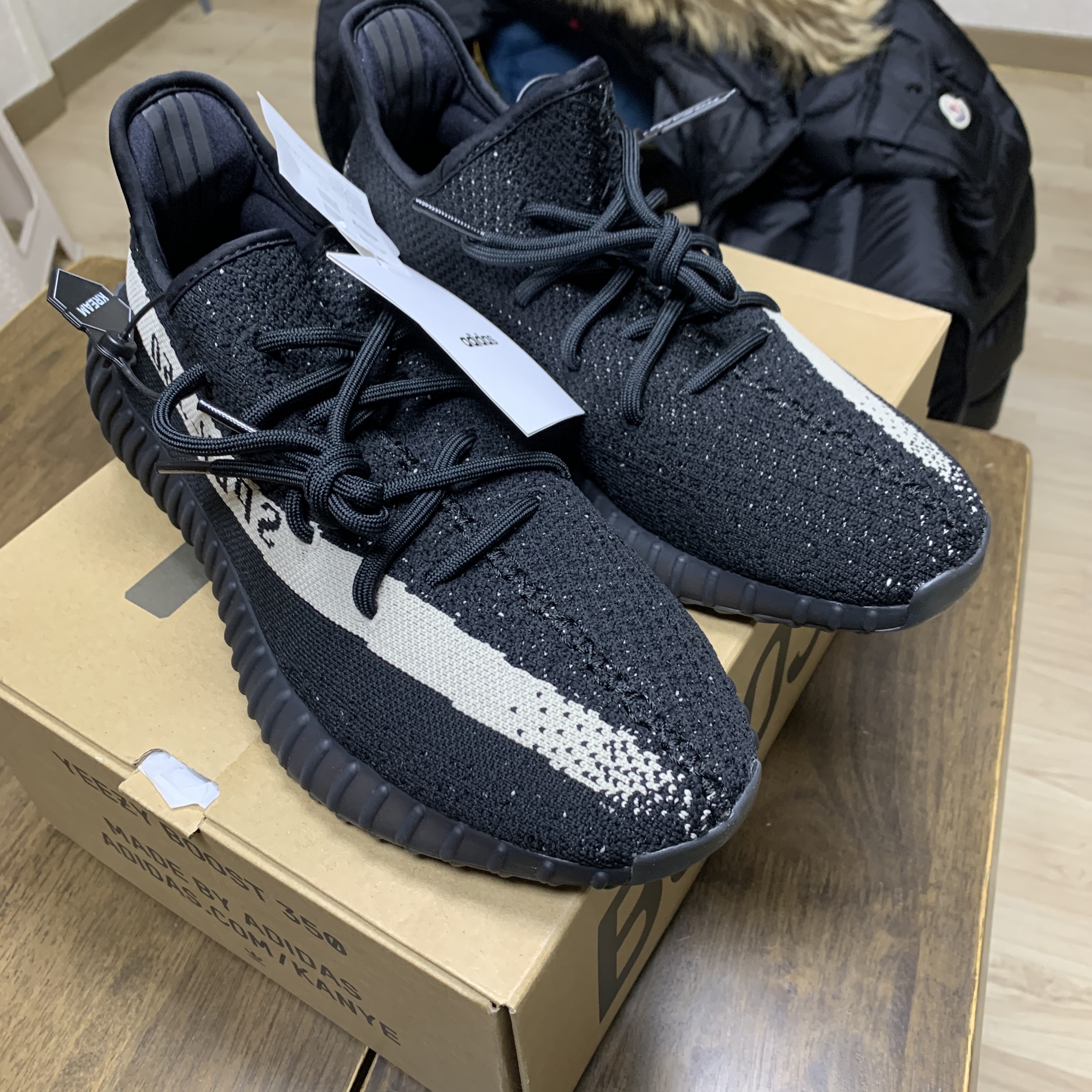 Adidas Yeezy Boost 350 V2 Core Black White 2016 착용 스타일