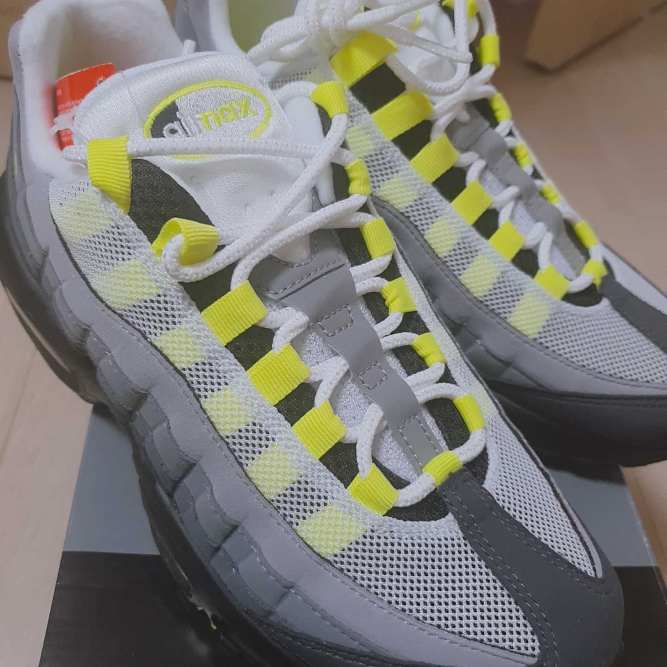 Nike Air Max 95 OG Neon Yellow 2020 착용 스타일 - 1