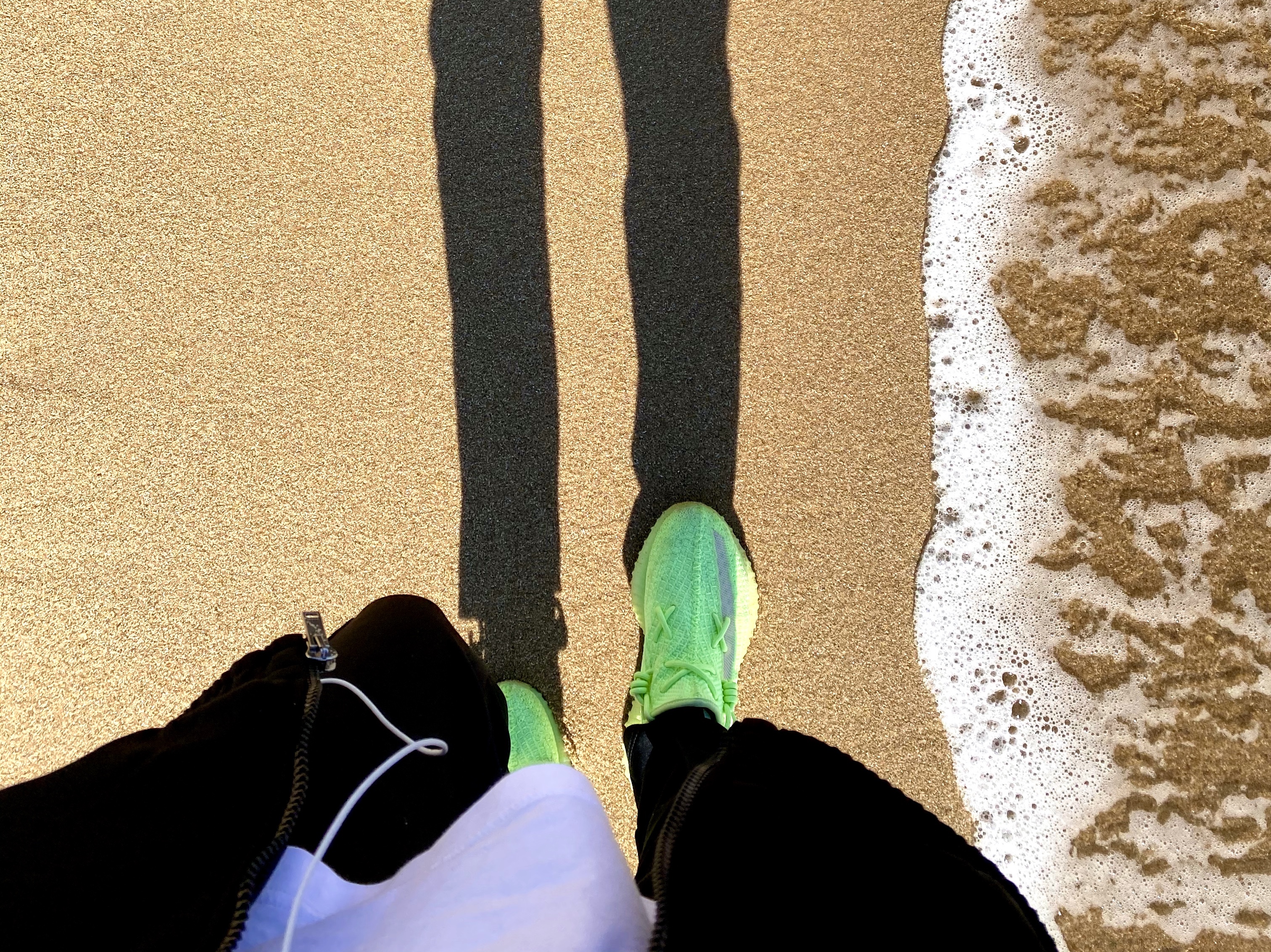 Adidas Yeezy Boost 350 V2 Glow 착용 스타일
