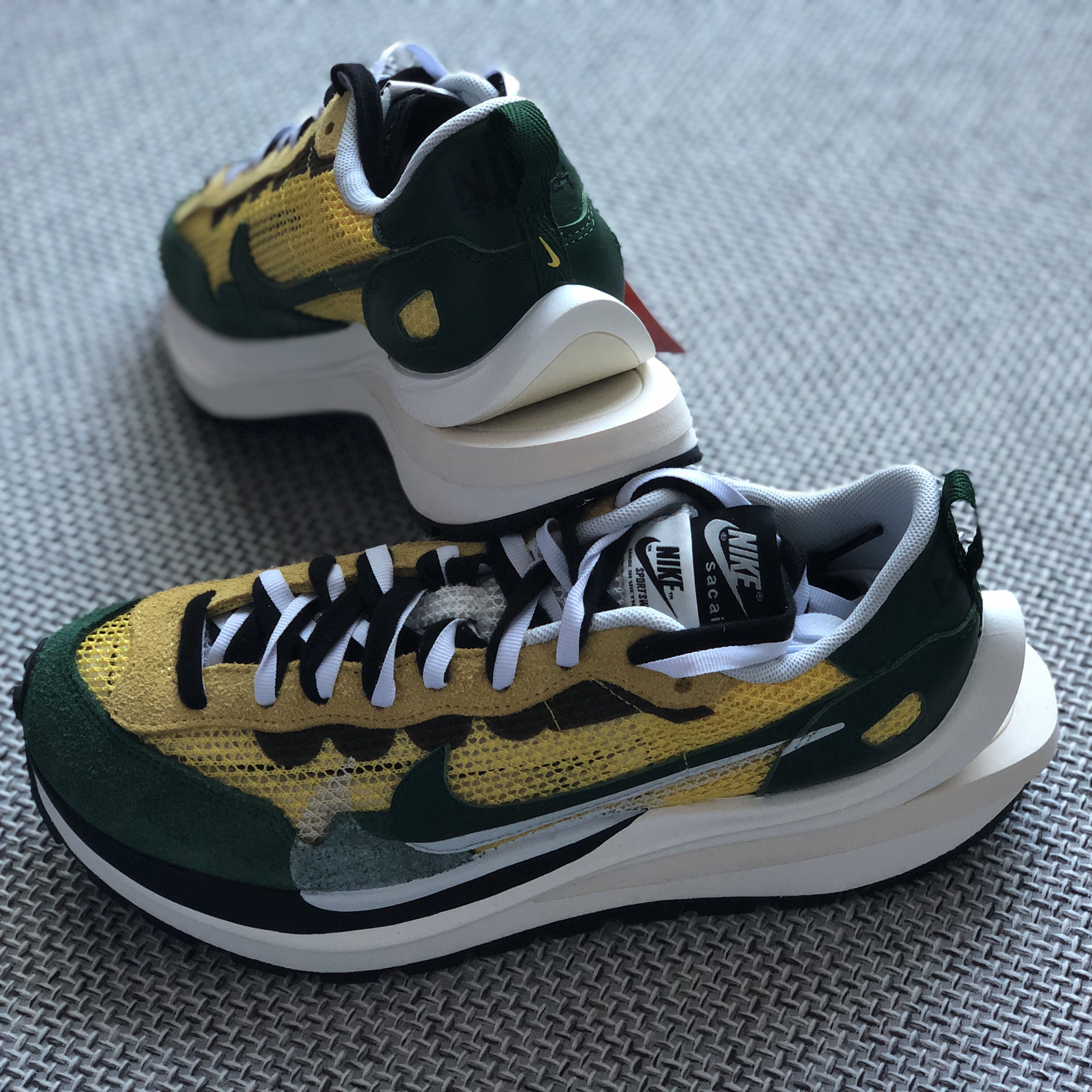 Nike x Sacai VaporWaffle Tour Yellow & Gorge Green Sail 착용 스타일 - 4