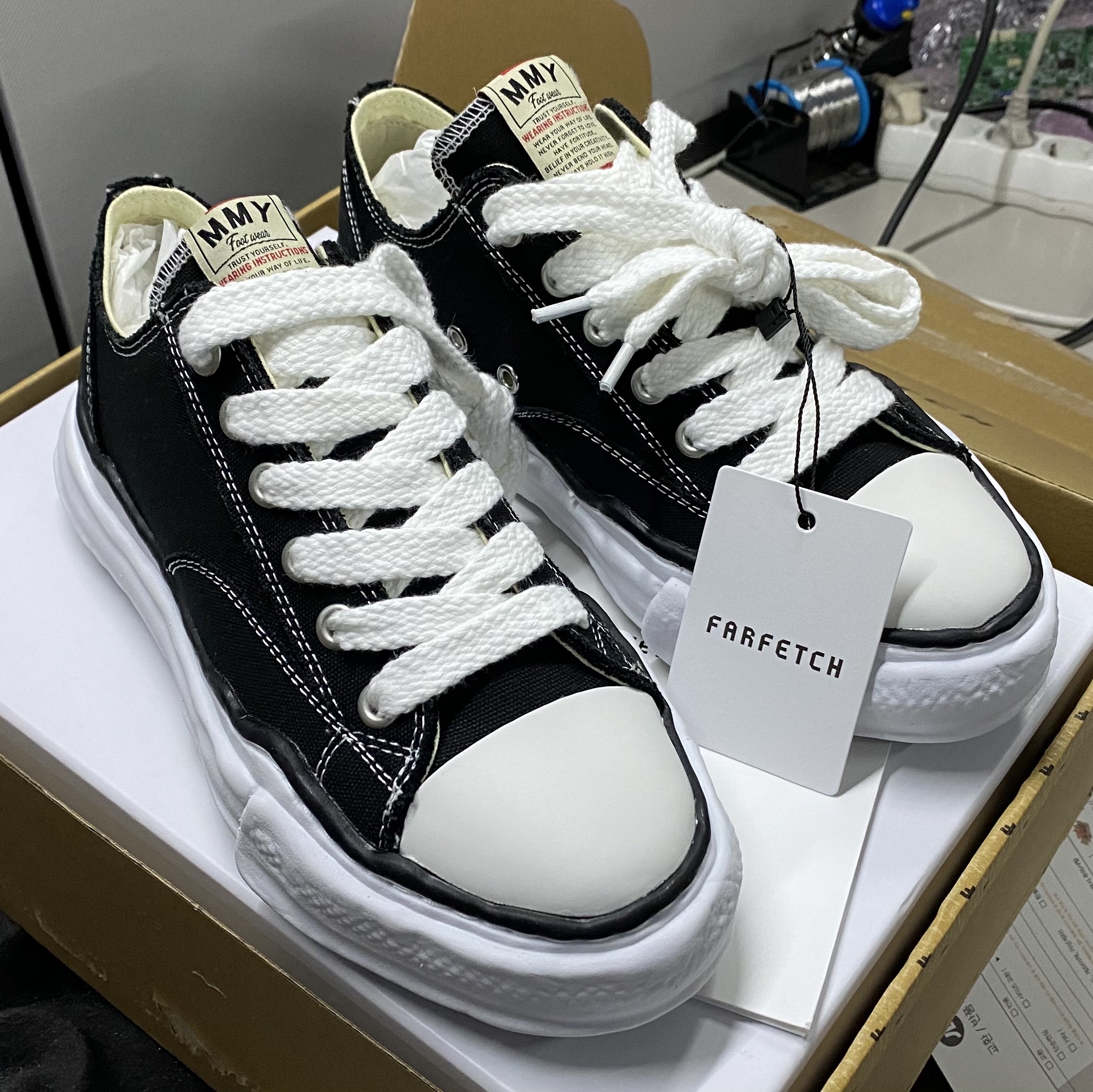 Maison Mihara Yasuhiro Peterson OG Sole Canvas Low Sneakers Black 착용 스타일
