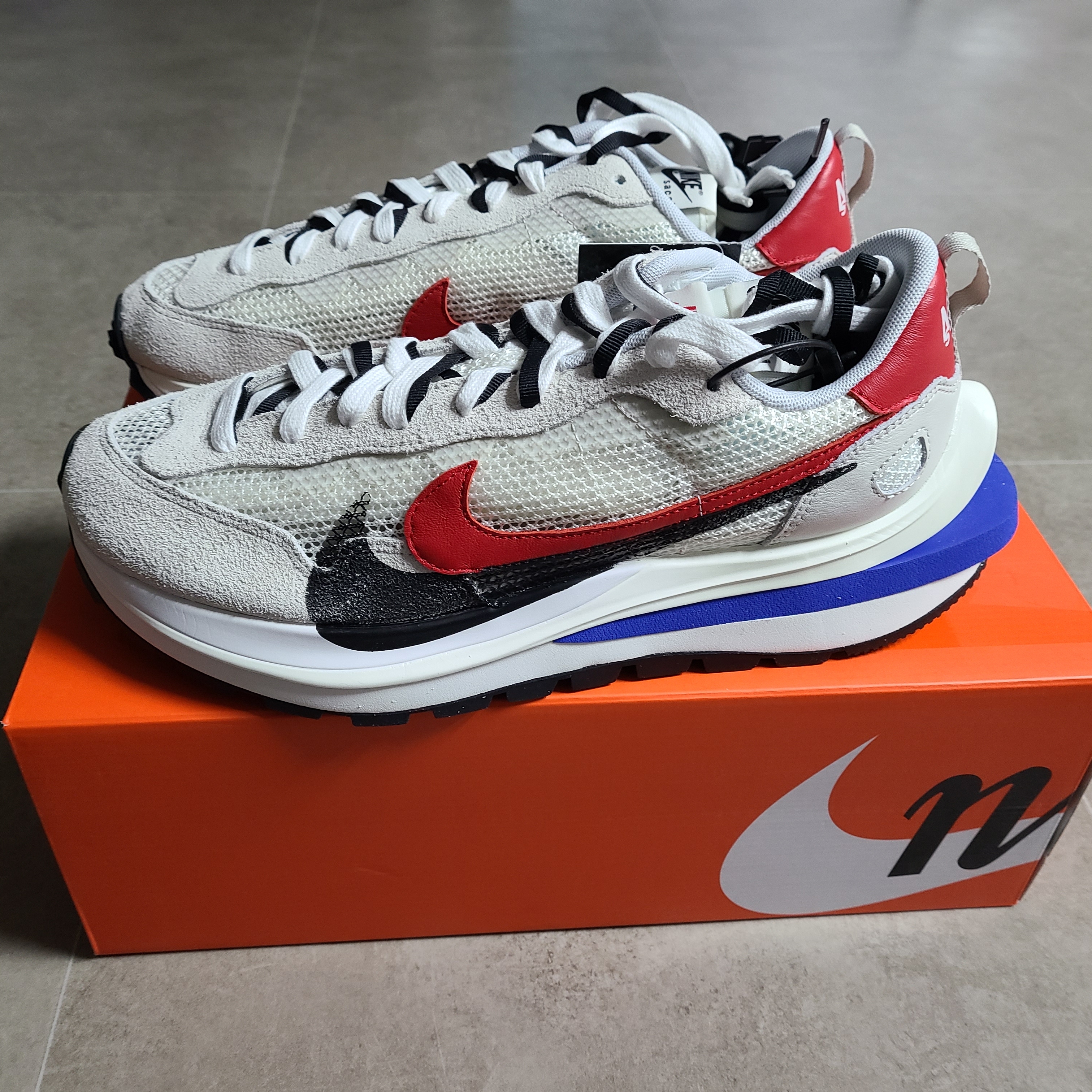 Nike x Sacai VaporWaffle Royal Fuchsia 착용 스타일 - 2