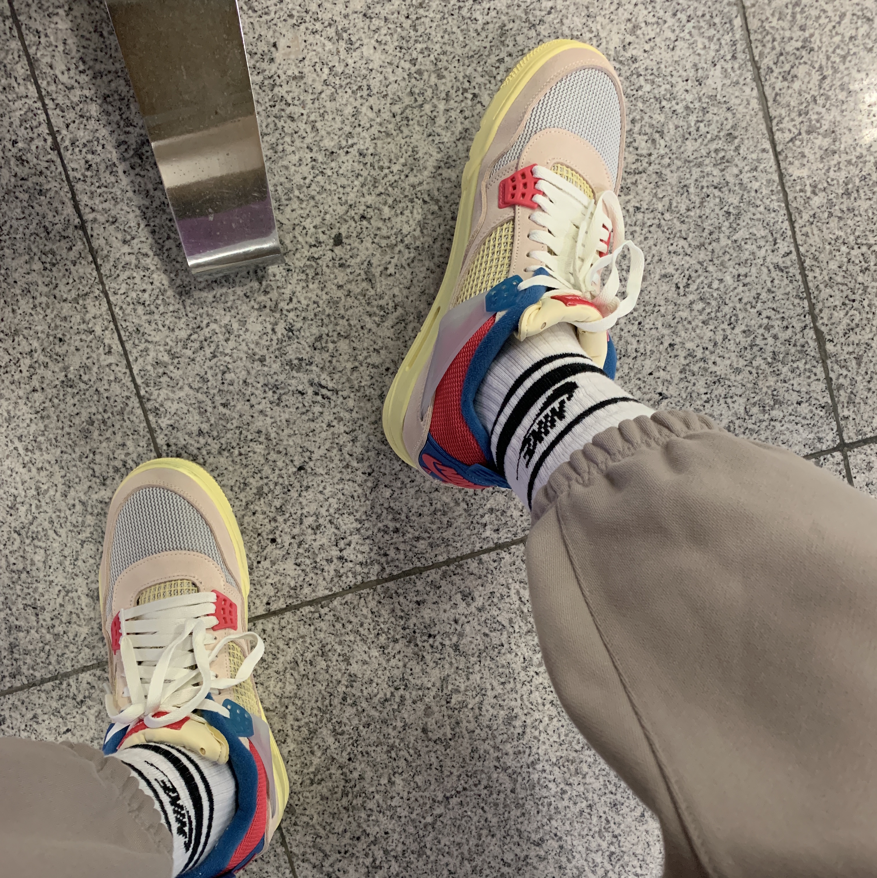 Jordan 4 x Union Retro Guava Ice 착용 스타일 - 4
