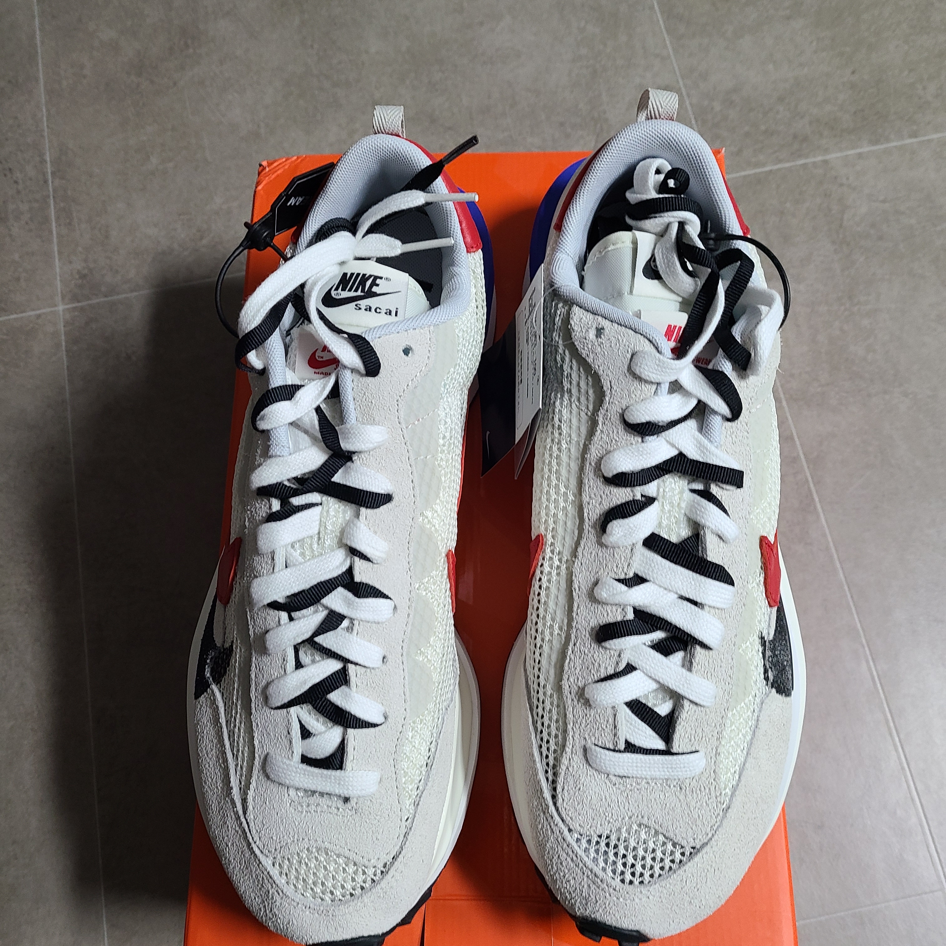Nike x Sacai VaporWaffle Royal Fuchsia 착용 스타일 - 3
