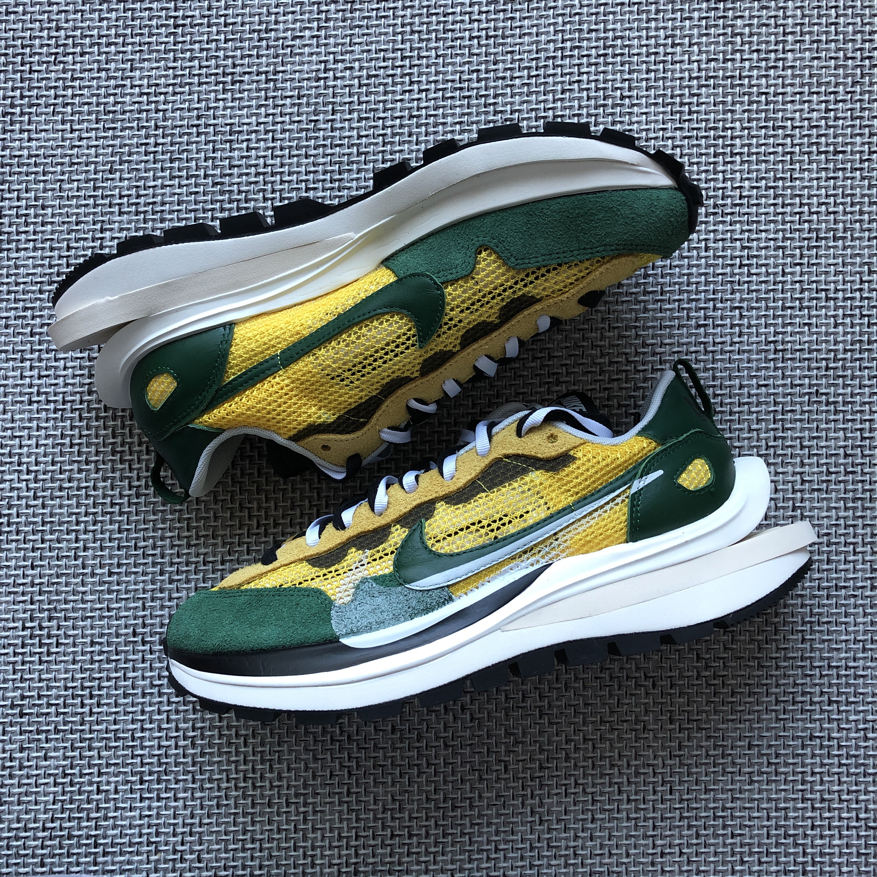 Nike x Sacai VaporWaffle Tour Yellow & Gorge Green Sail 착용 스타일 - 2