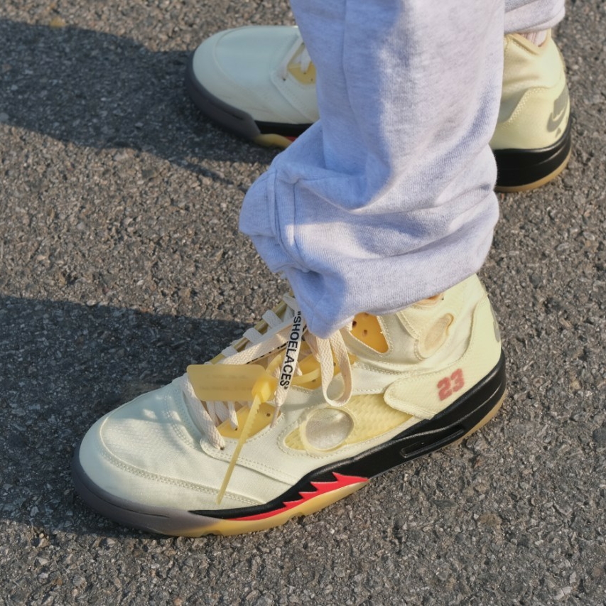 Jordan 5 x Off-White Retro SP Sail Fire Red 착용 스타일