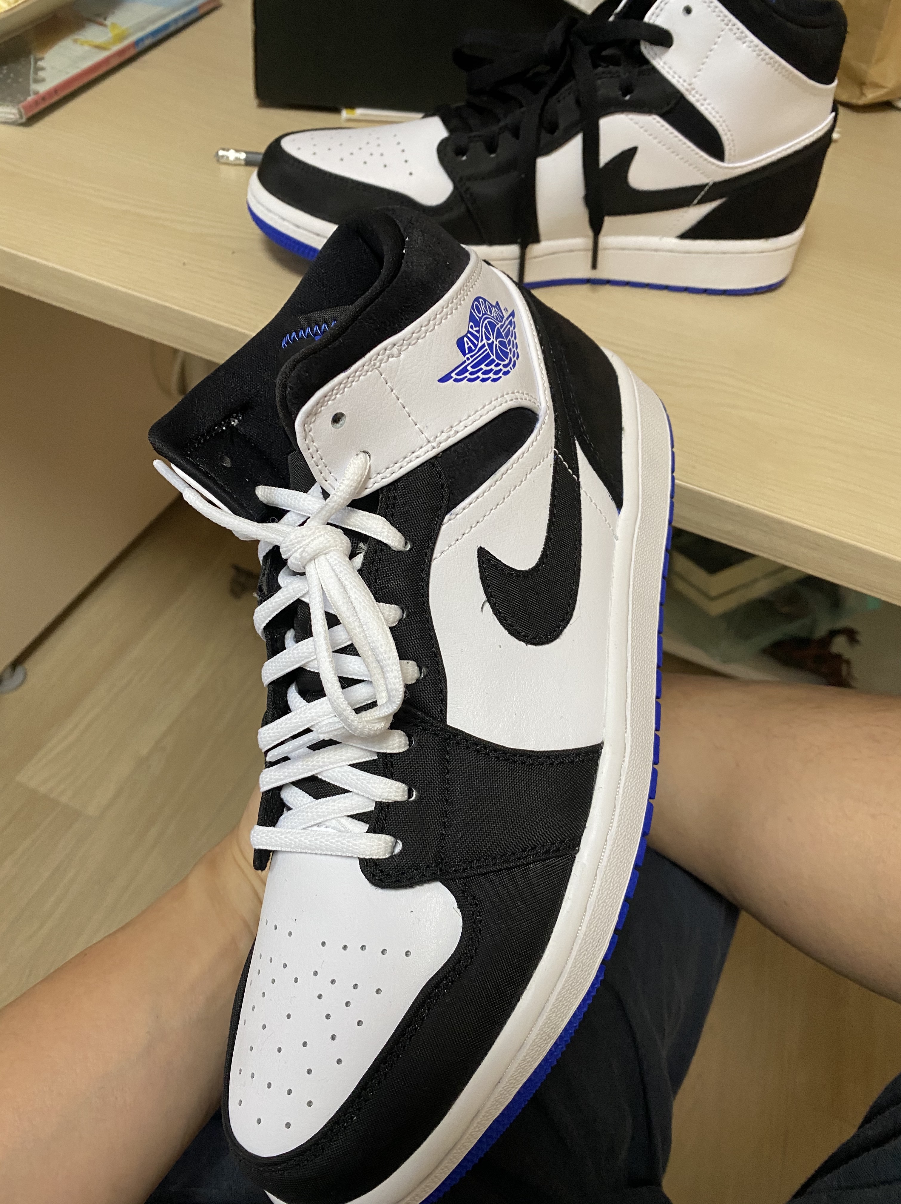 Jordan 1 Mid SE Hyper Royal 착용 스타일 - 3