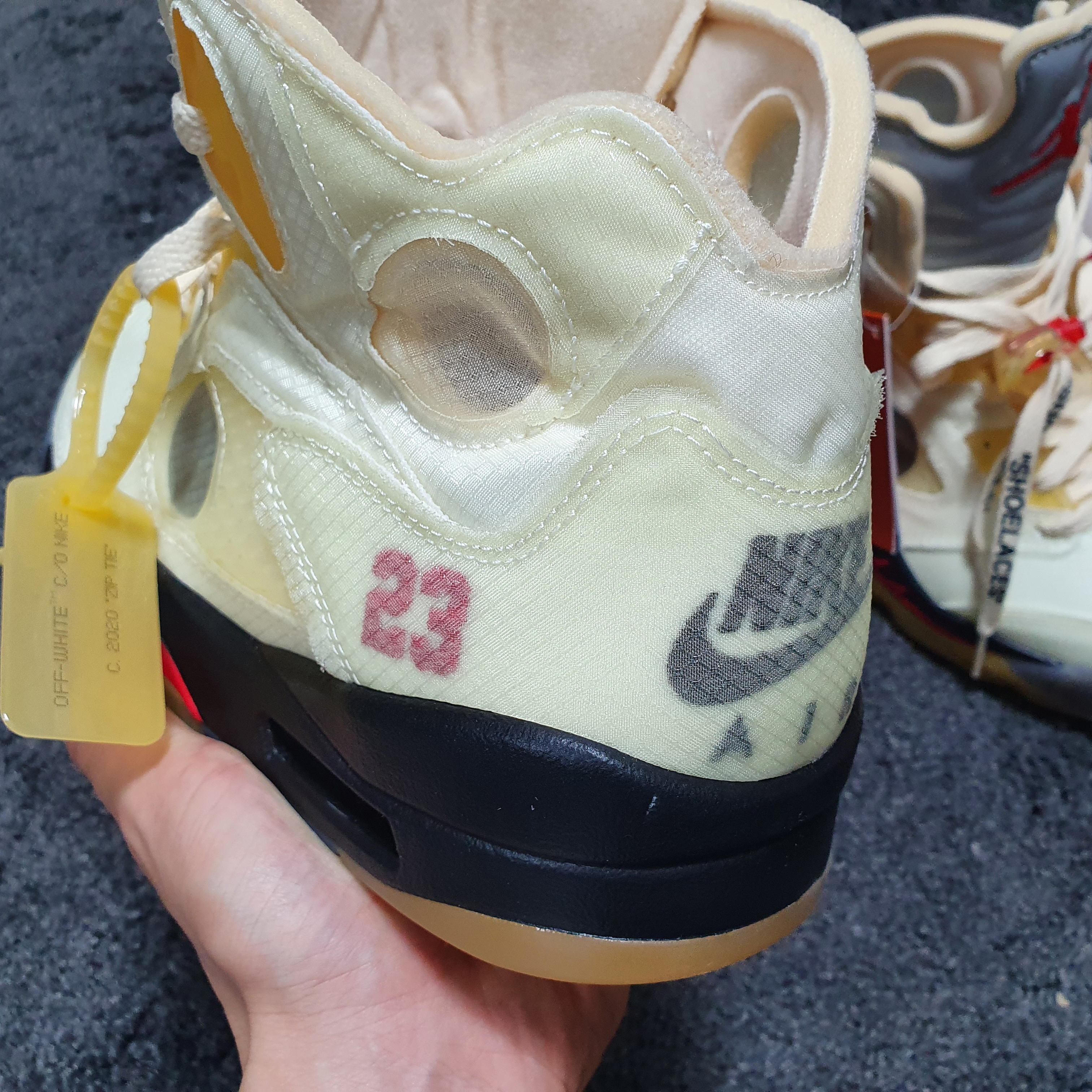 Jordan 5 x Off-White Retro SP Sail Fire Red 착용 스타일 - 2