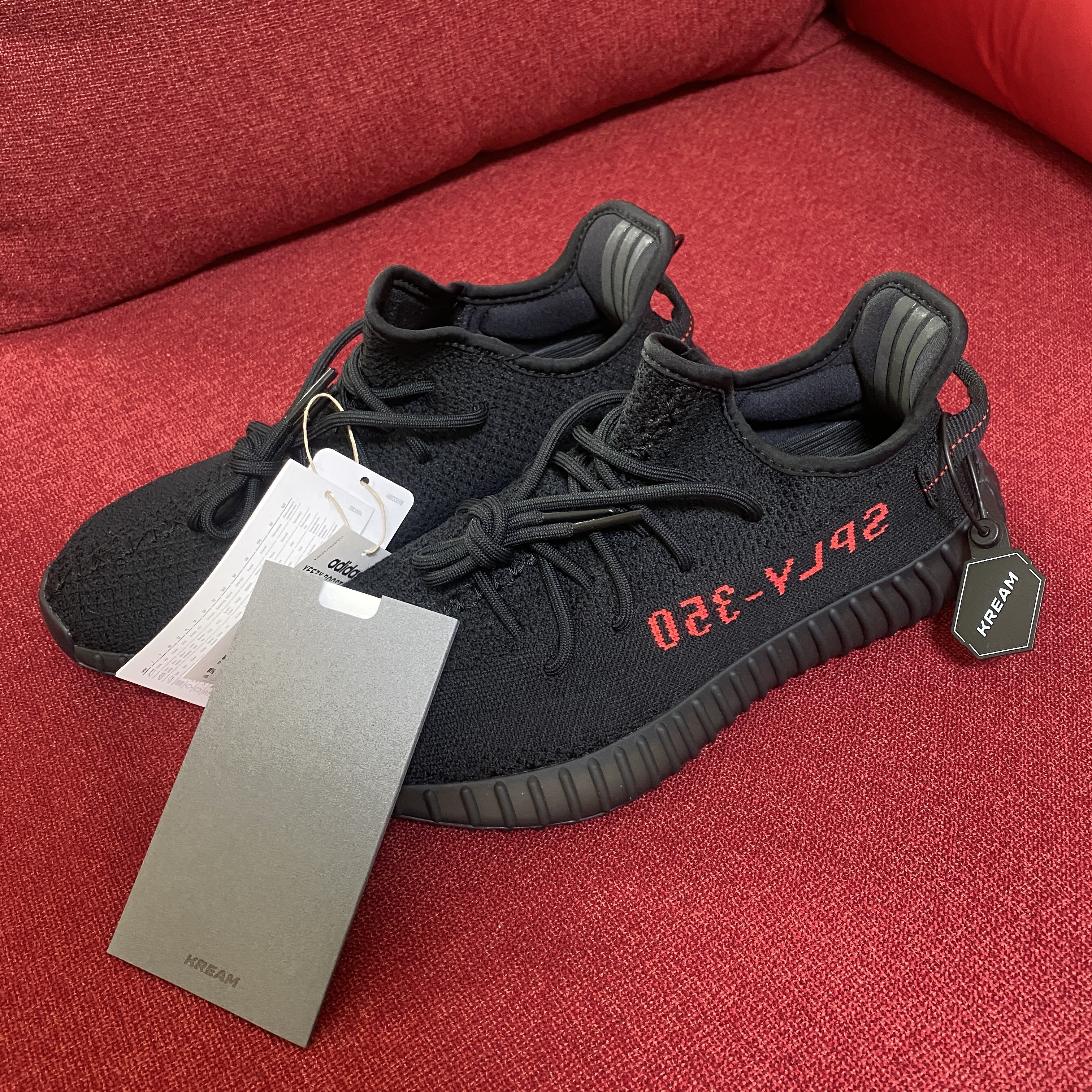 Adidas Yeezy Boost 350 V2 Black Red 2020 착용 스타일 - 1
