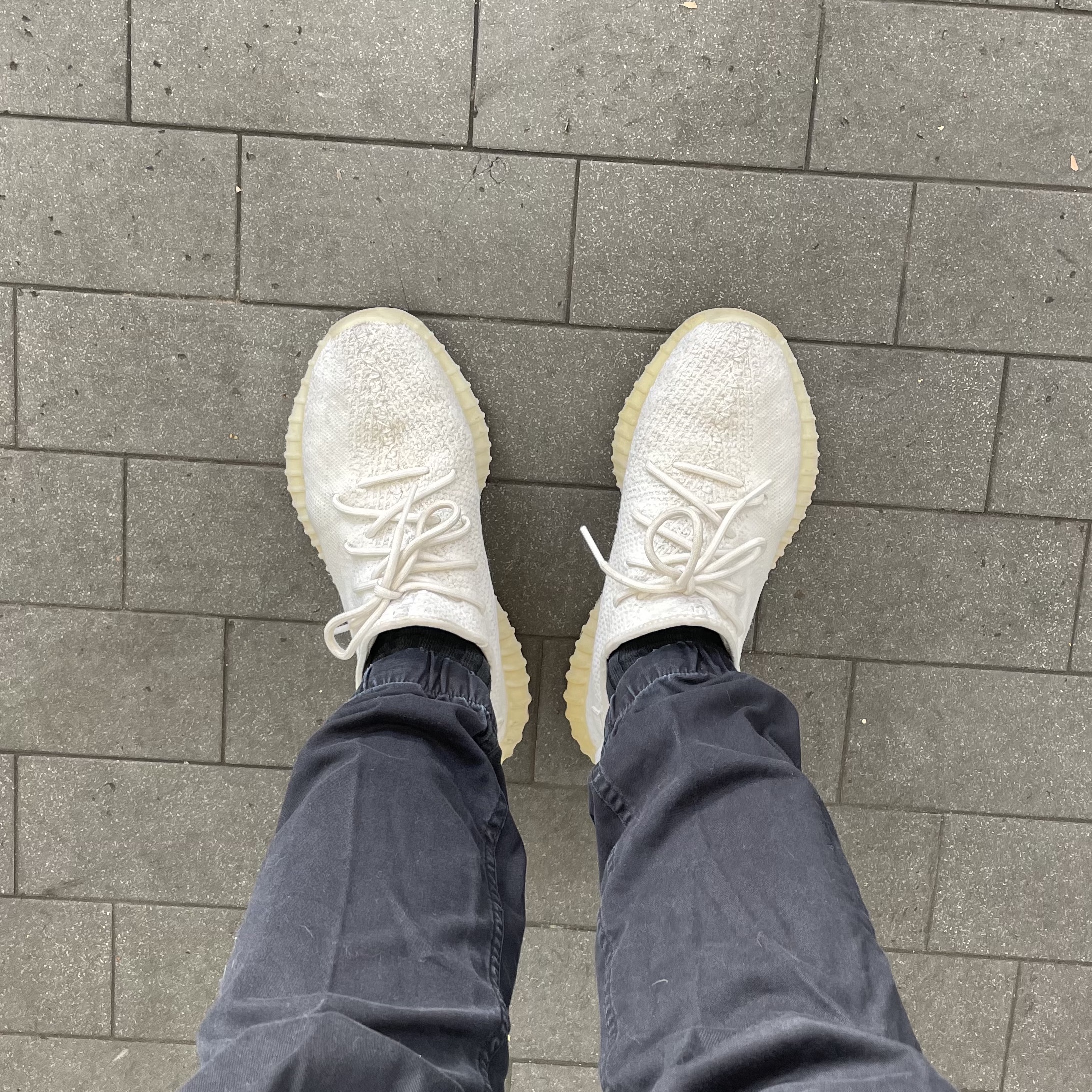 Adidas Yeezy Boost 350 V2 Cream/Triple White 착용 스타일